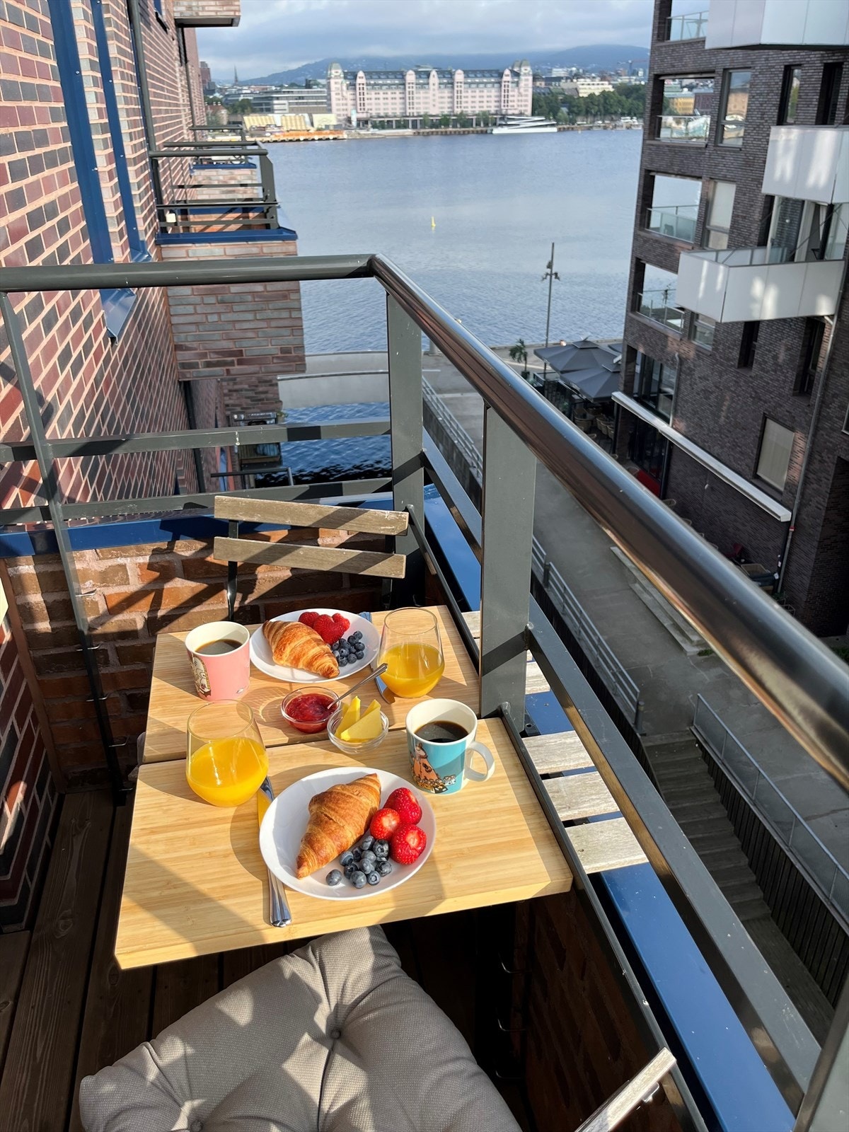 Nyt frokosten i morgensolen med nydelig utsyn (selgers private bilde). Galleribilde