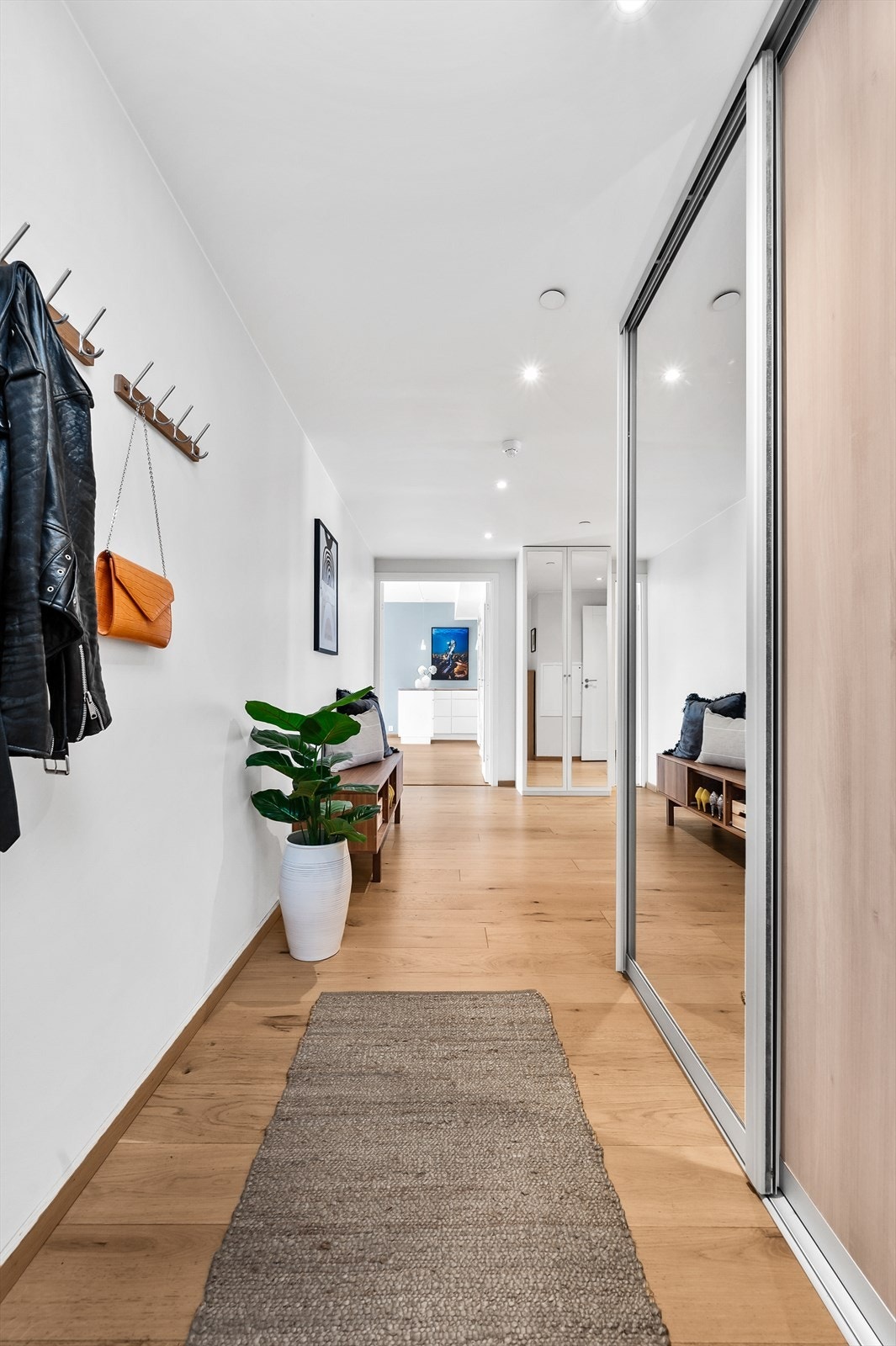 Stor skyvedørsgarderobe gjør det enkelt å holde gangen ryddig i hverdagen. Det er også oppheng til jakker og plass til å sette fra seg sko. Galleribilde