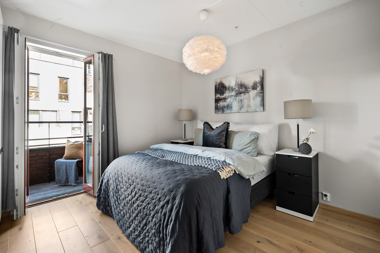 Hovedsoverommet er av god størrelse. Det er plass til dobbeltseng og nattbord på begge sider. Galleribilde