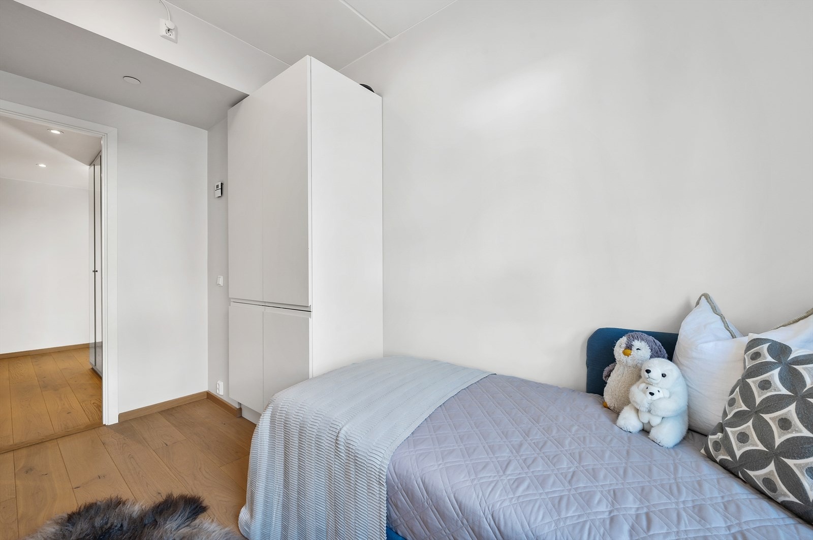 Garderobeskap gir godt med plass til klær og følger kjøpet. Galleribilde