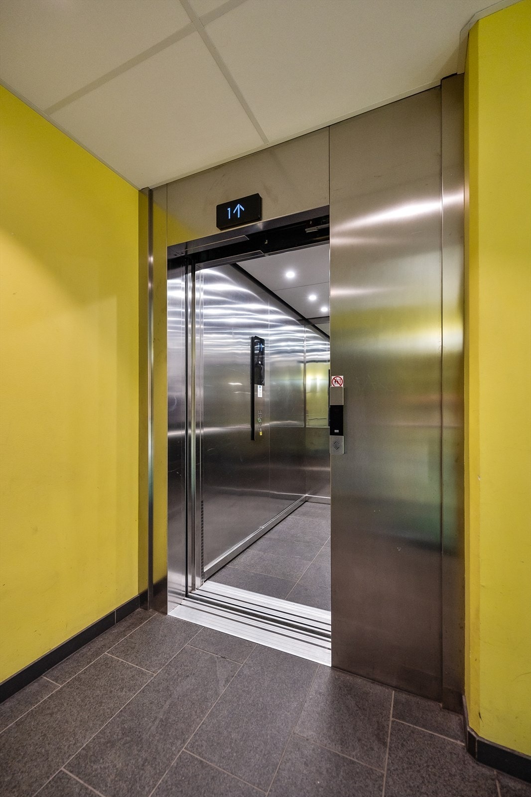 Det er direkte heisadkomst til leilighet, bod- og garasjeplan. Galleribilde