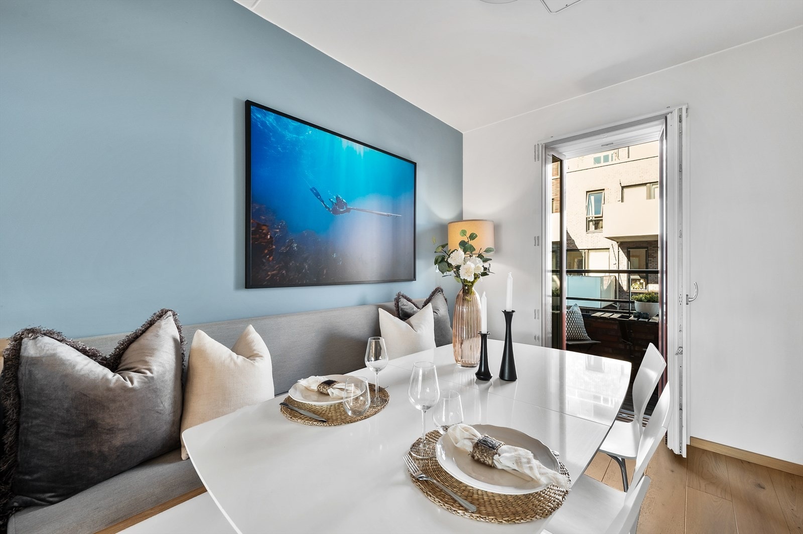 Inviter til hyggelige middagsselskap - det er også plass til å forlenge bordet. Galleribilde