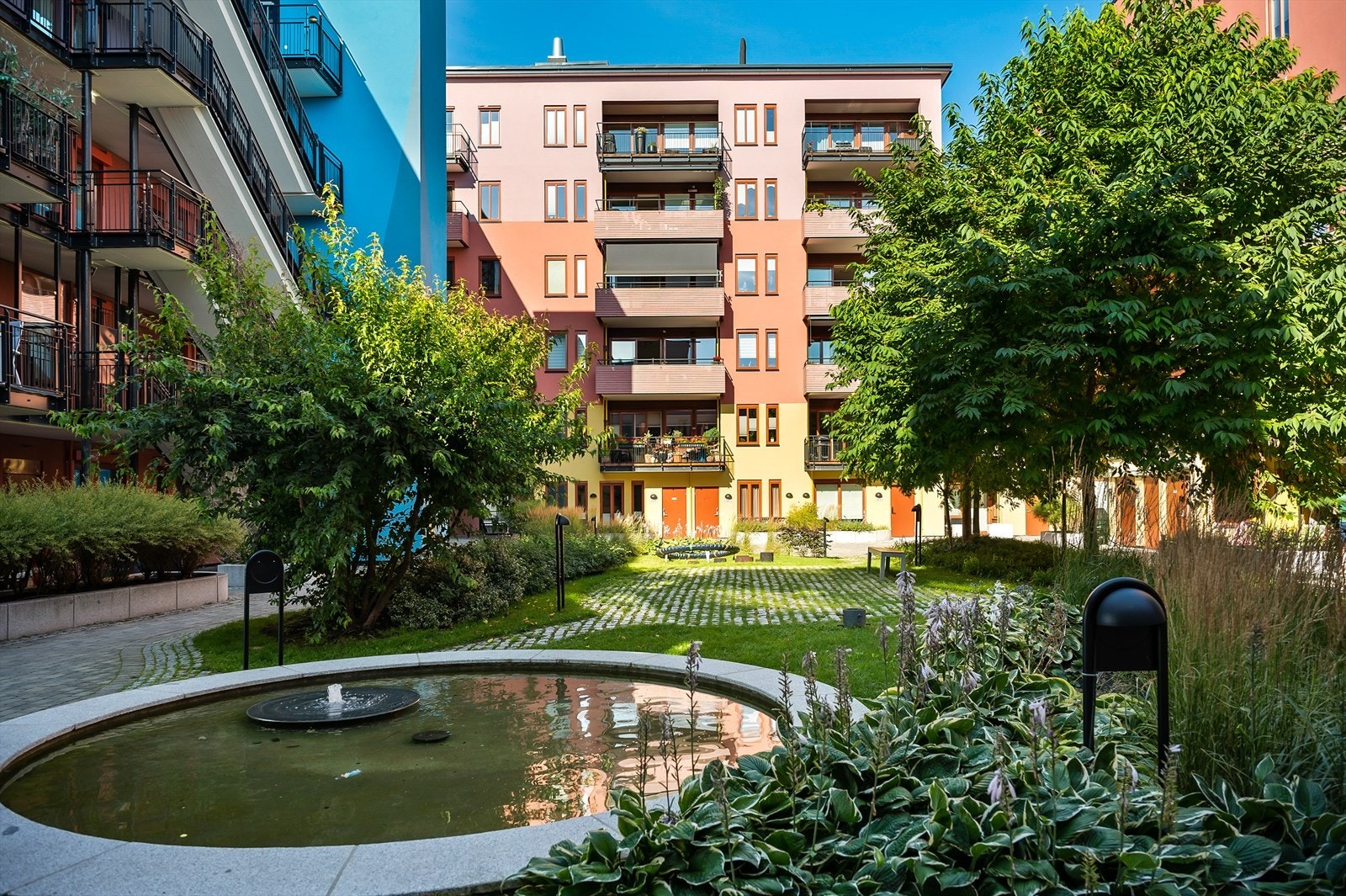 Indre gårdsrom er opparbeidet med plen, trær, fontene, brostein og annen flott beplantning. Galleribilde