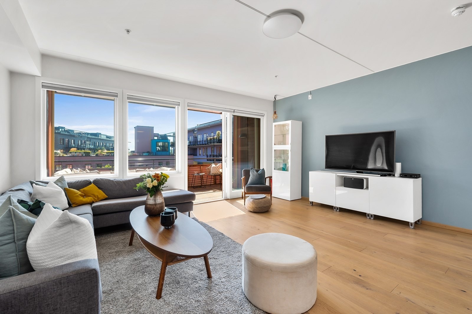 Store vindusflater gir god med lysinnslipp. Stuen er romslig og enkel å møblere. Galleribilde