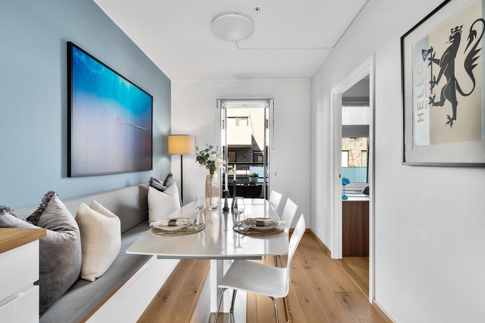 Ved oppgradering av kjøkkenet ble det etablert sittebenk i forlengelse i samme utførelse som resten av kjøkkenet. Både smart og lekker løsning! Galleribilde