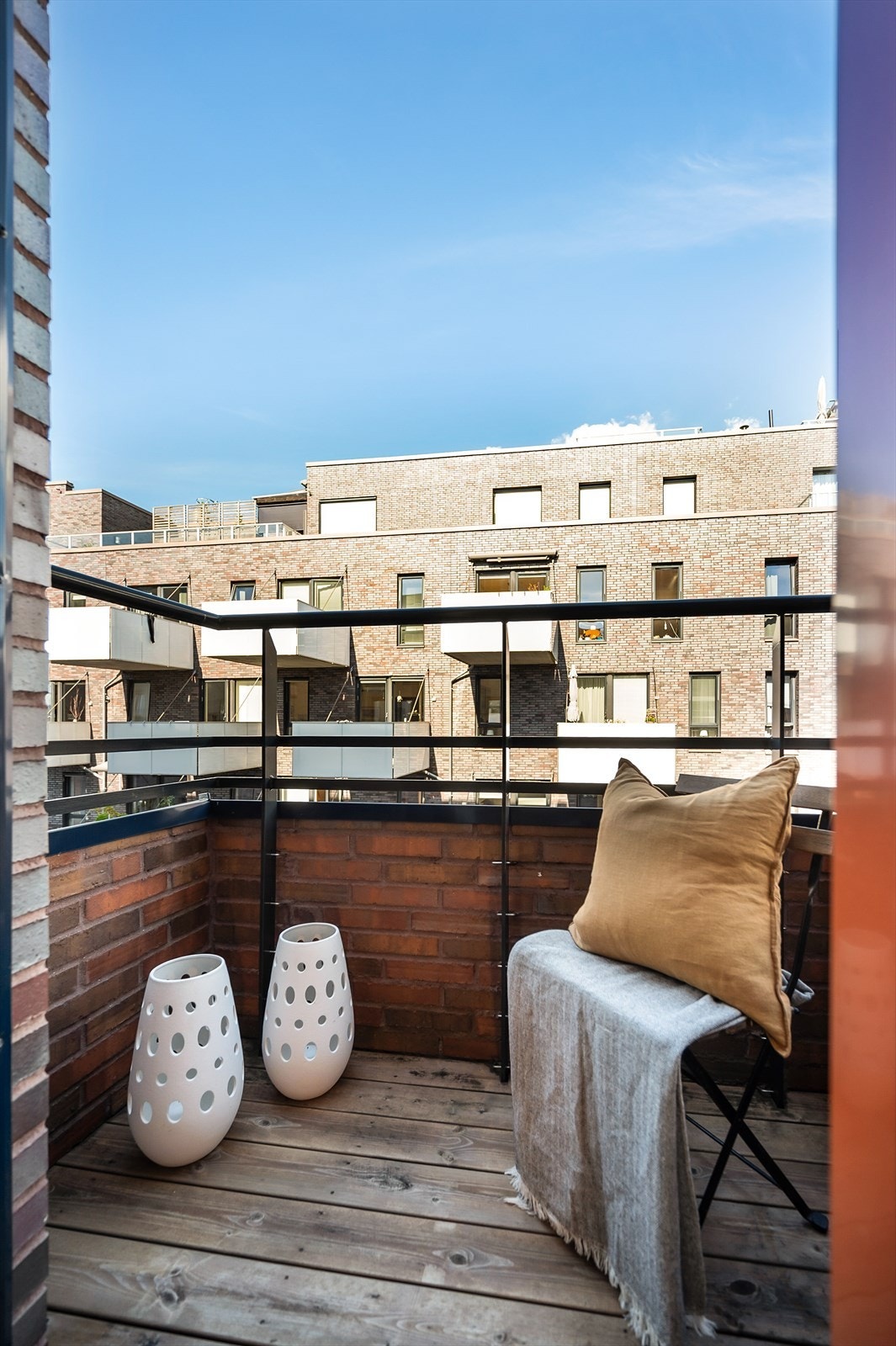 Doble dører med utgang fra soverommet til balkong på ca. 1,3 kvm med morgensol. Galleribilde