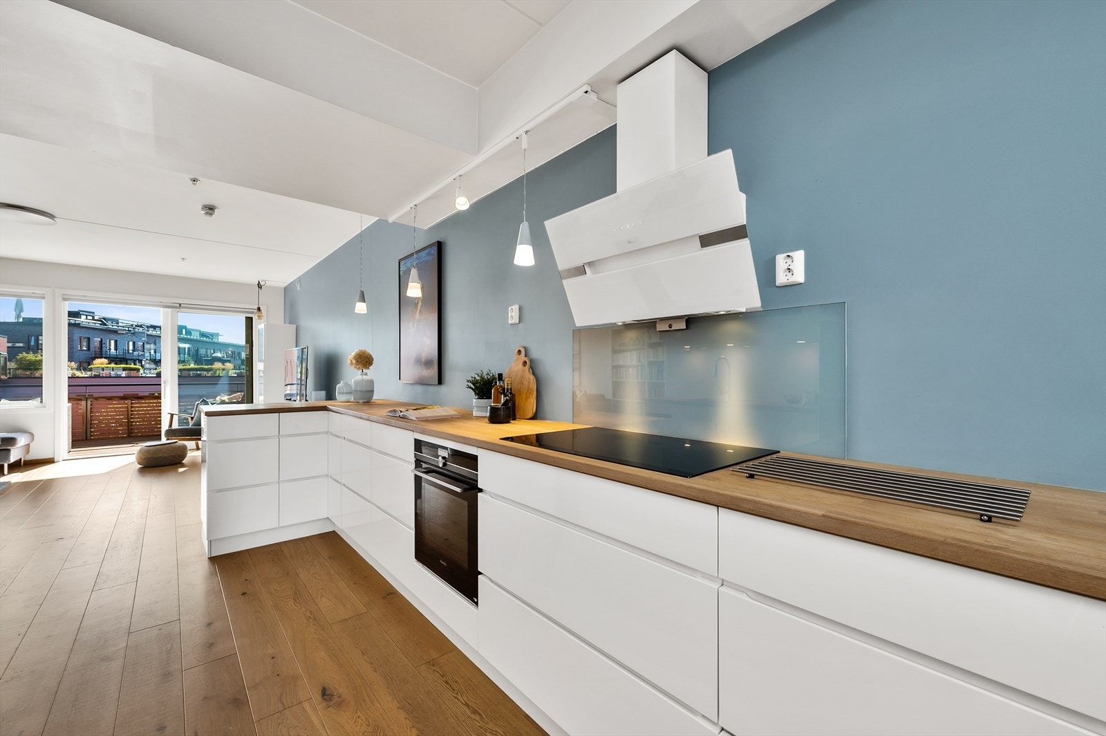 Lekkert kjøkken med svært god skap- og benkeplass. Galleribilde