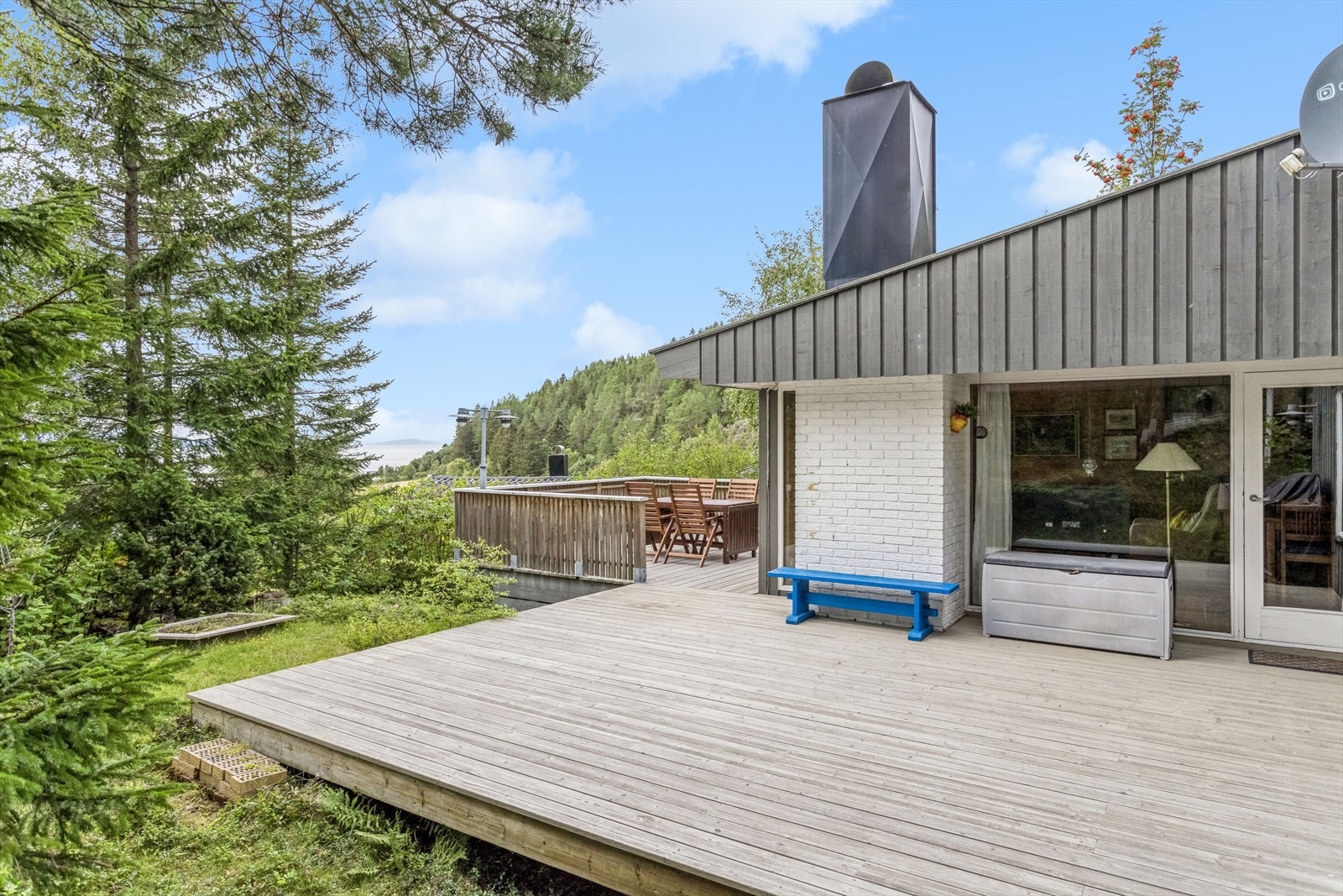 Hytta har gode uteplasser med et samlet terrasseareal på hele 58 kvm. Galleribilde