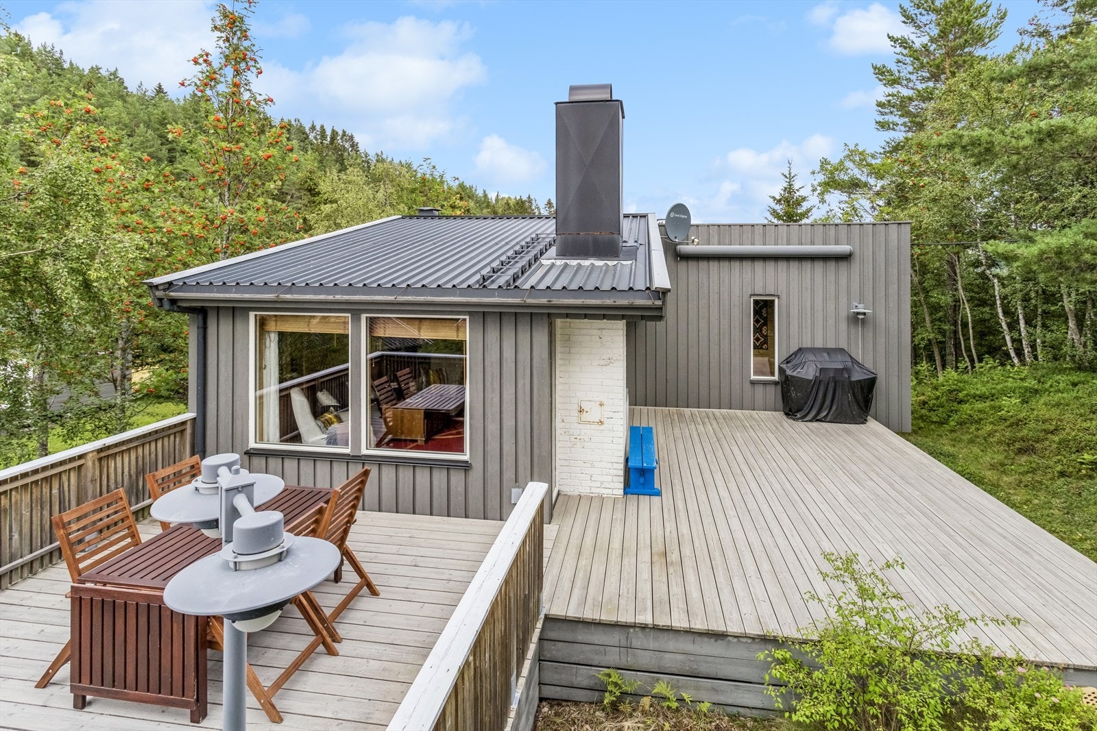 Terrassen er vestvendt og byr på gode solforhold Galleribilde