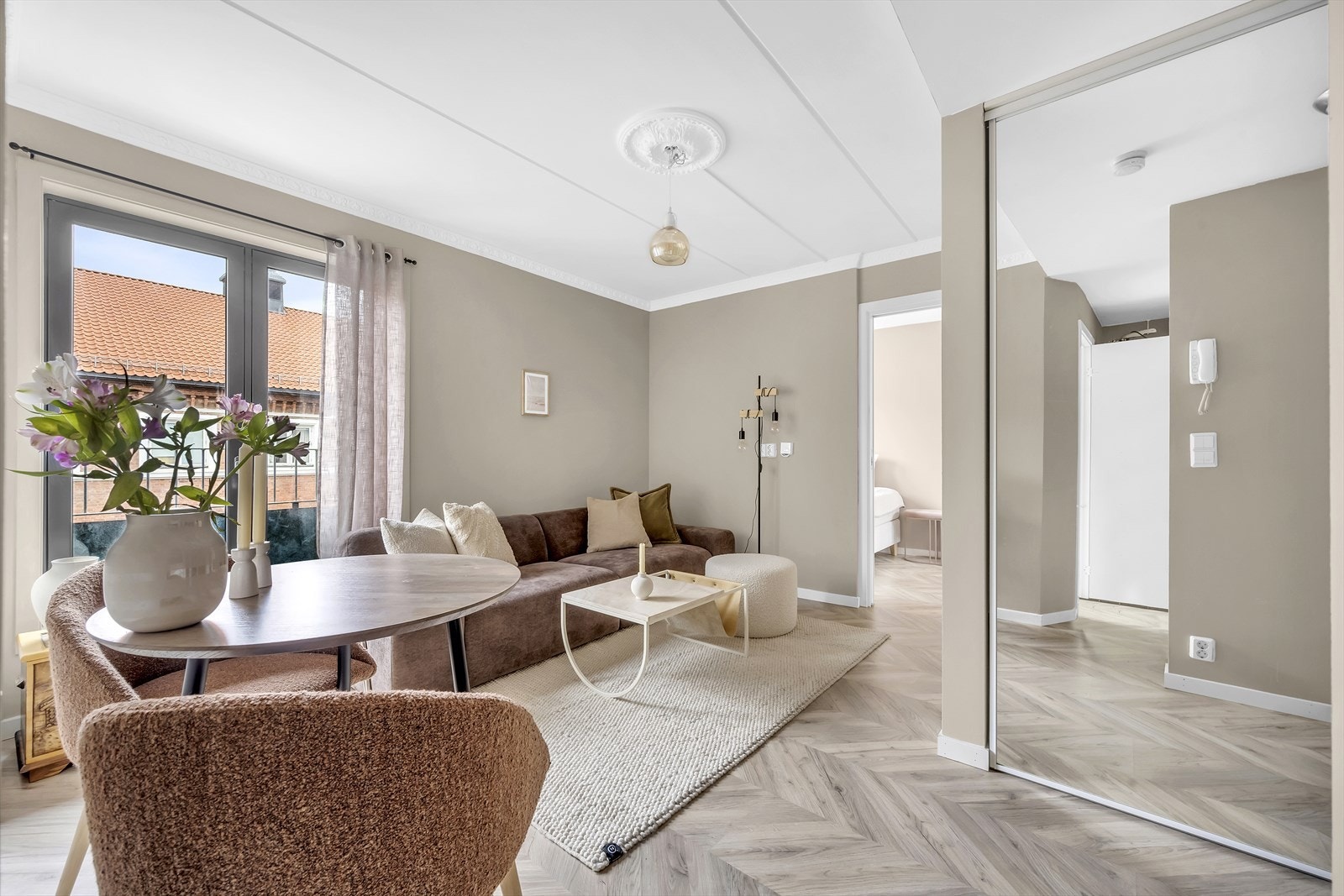 Lys og innbydende stue med god plass til sofagruppe med tilhørende møblement som sofabord og tv-benk Galleribilde