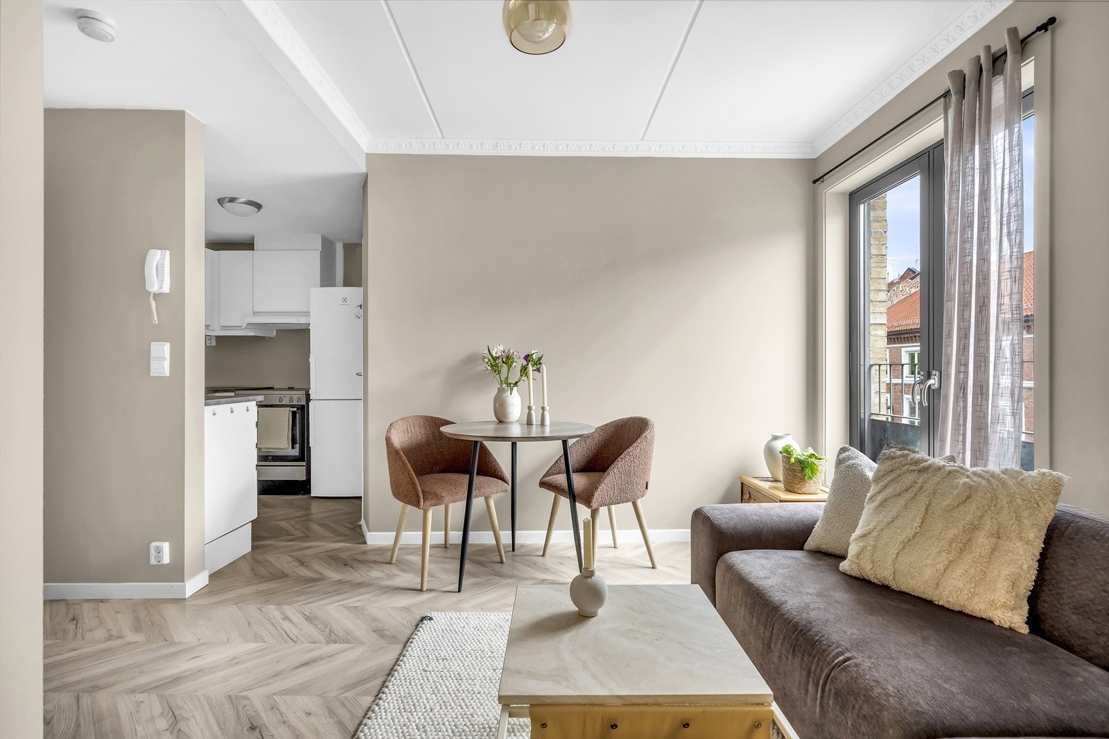 Ved kjøkkenet er det plass til spisebord Galleribilde