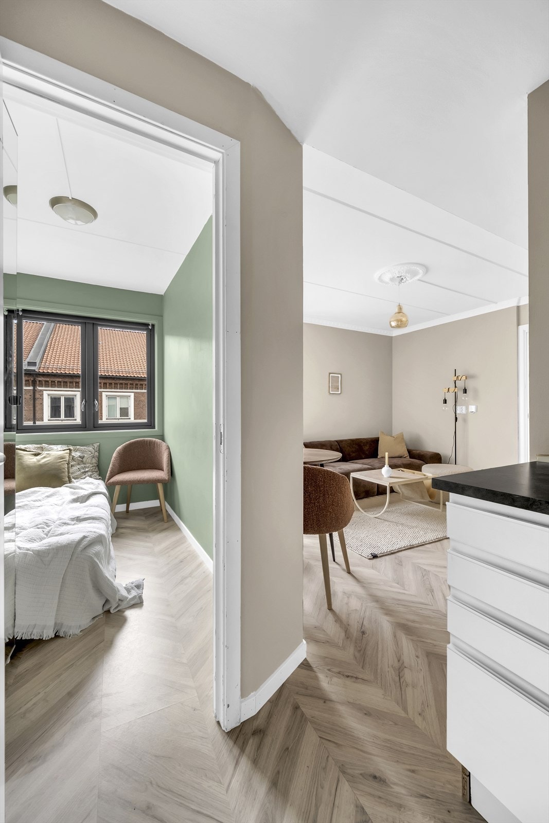 Det er etablert et soverom i stuen. Rommet er en del av hoveddel og godkjent for varig opphold, men tilfredsstiller ikke krav til størrelse Galleribilde