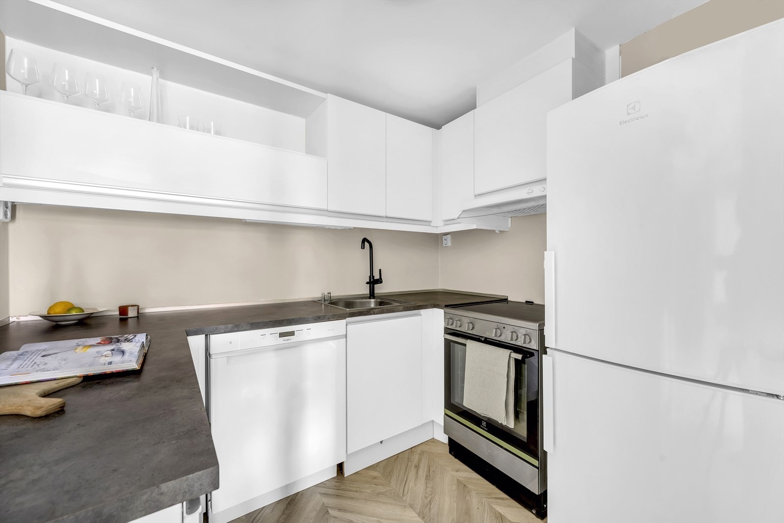 Hvitevarene er frittstående, og består av oppvaskmaskin, komfyr og kjøleskap Galleribilde