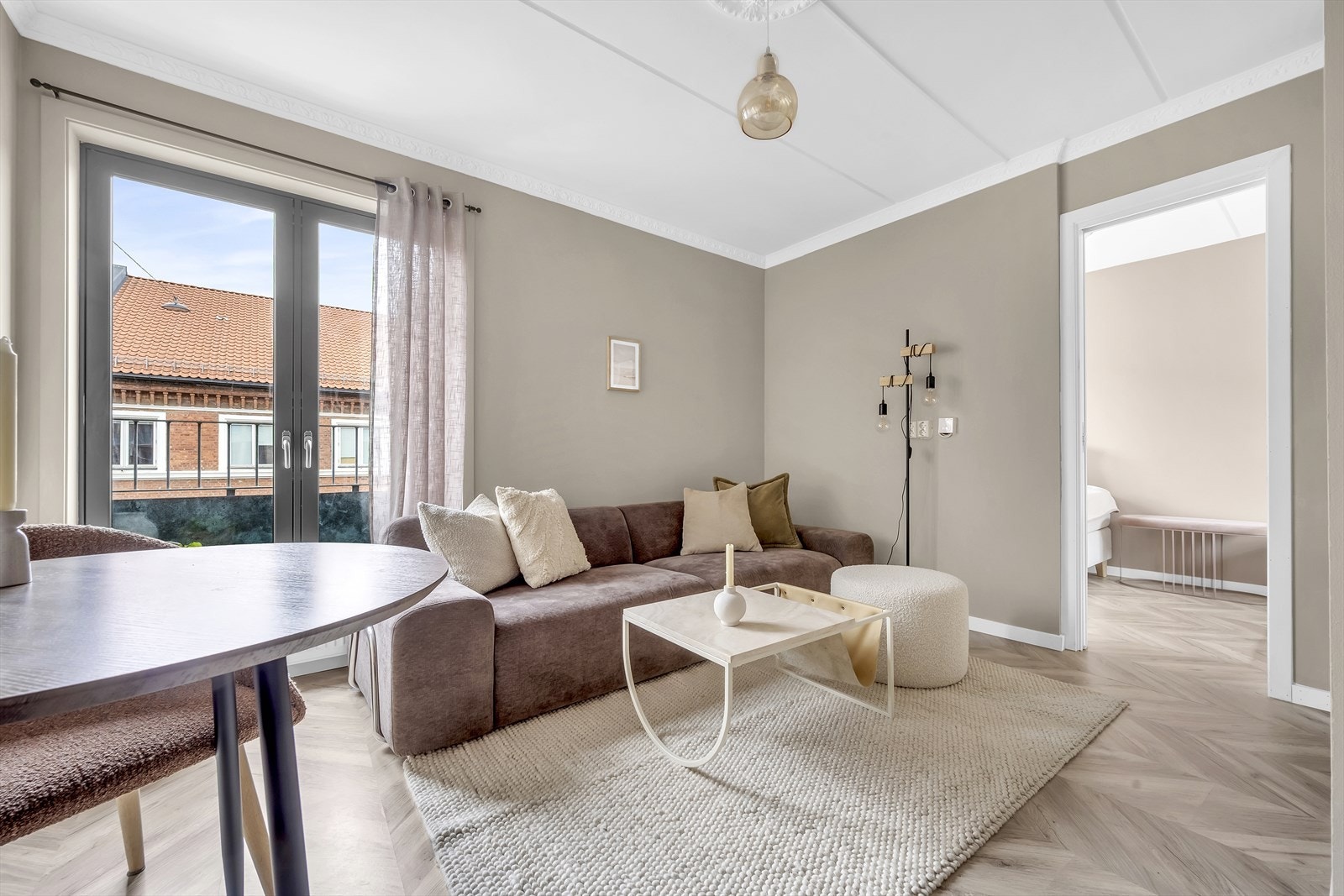 Det er fransk balkong og godt lysinnslipp i stuen Galleribilde