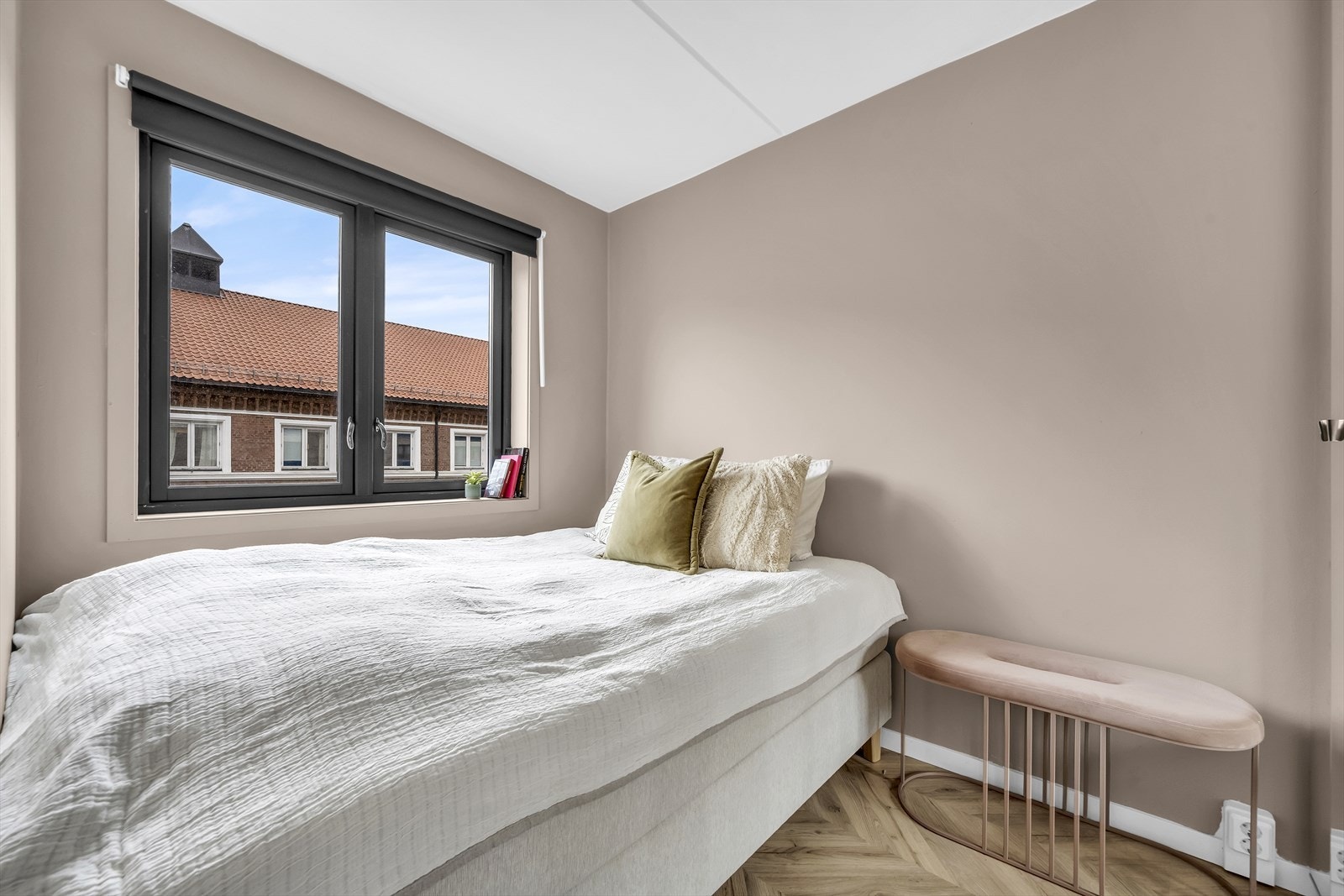 Hovedsoverommet er lyst og innbydende, og har god plass dobbeltseng Galleribilde