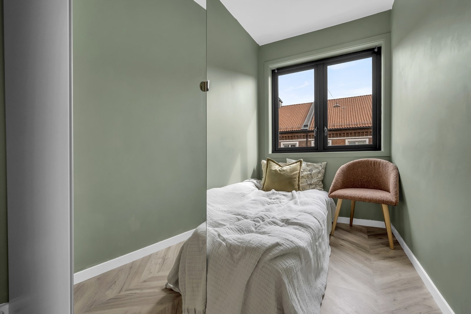 Soverom 2 er i dag innredet med seng, lenestol og garderobeskap Galleribilde