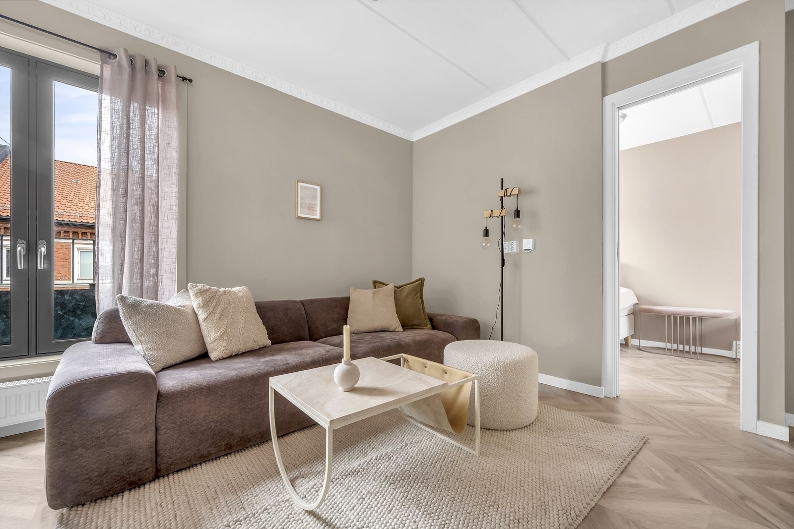 Leiligheten ligger i 2. etasje og inneholder entré, kjøkken, stue, bad og to soverom Galleribilde