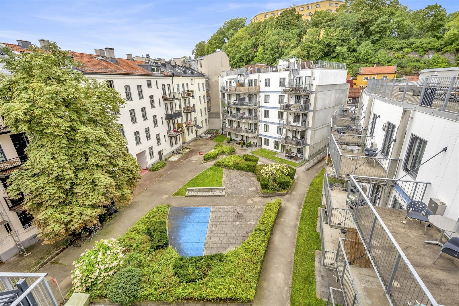 Utsyn fra den store takterrassen mot sameiets bakgård Galleribilde