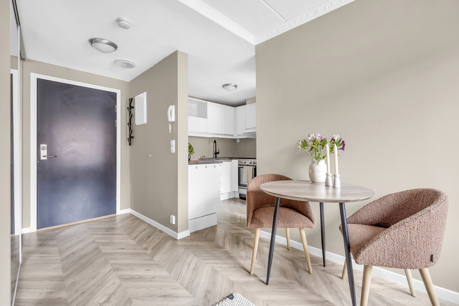 Kjøkkenet har en åpen, men delvis skjermet plassering Galleribilde