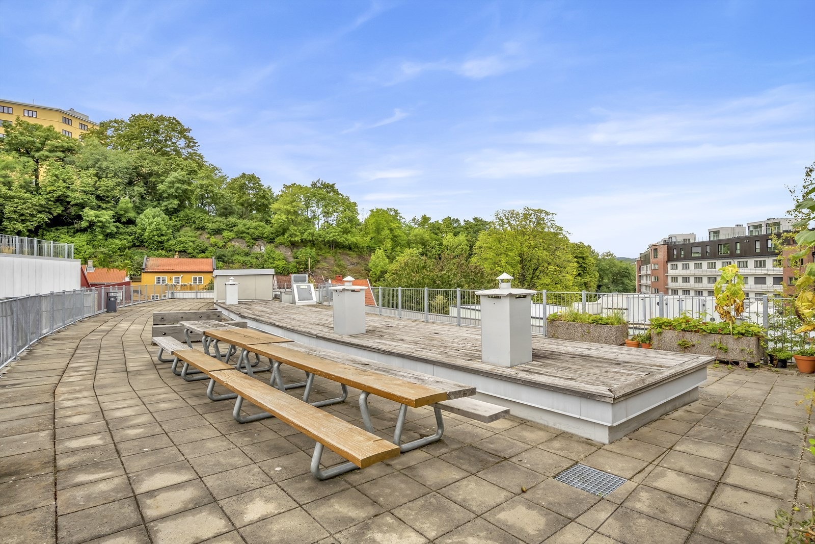 Solrik, felles takterrasse med sittegrupper Galleribilde