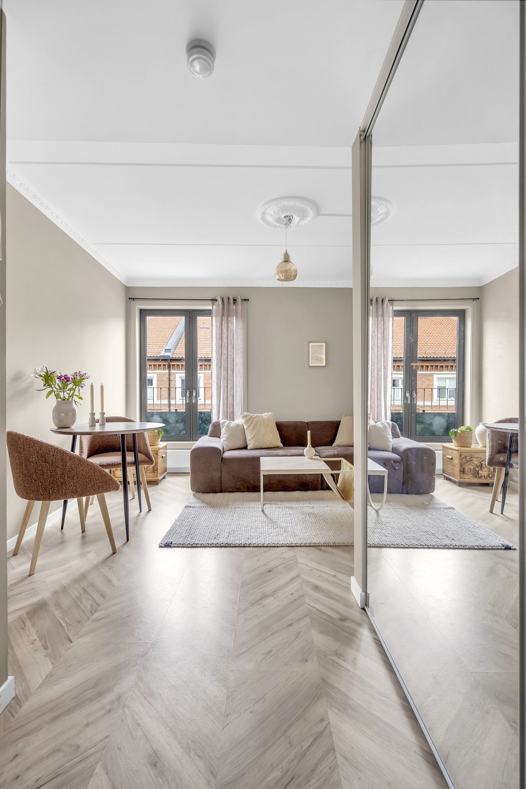 I gangen er det stor skyvedørsgarderobe med masse lagringsplass Galleribilde