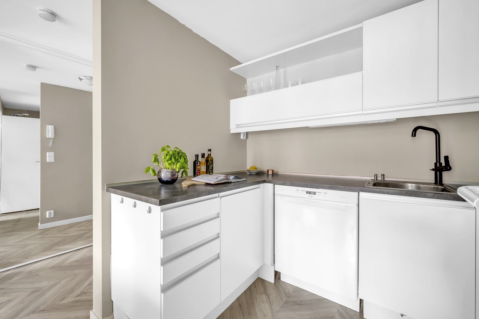 Selger opplyser at det er lagt topplister på kjøkkenbenk, byttet oppvaskmaskin og montert waterguard i 2023 Galleribilde