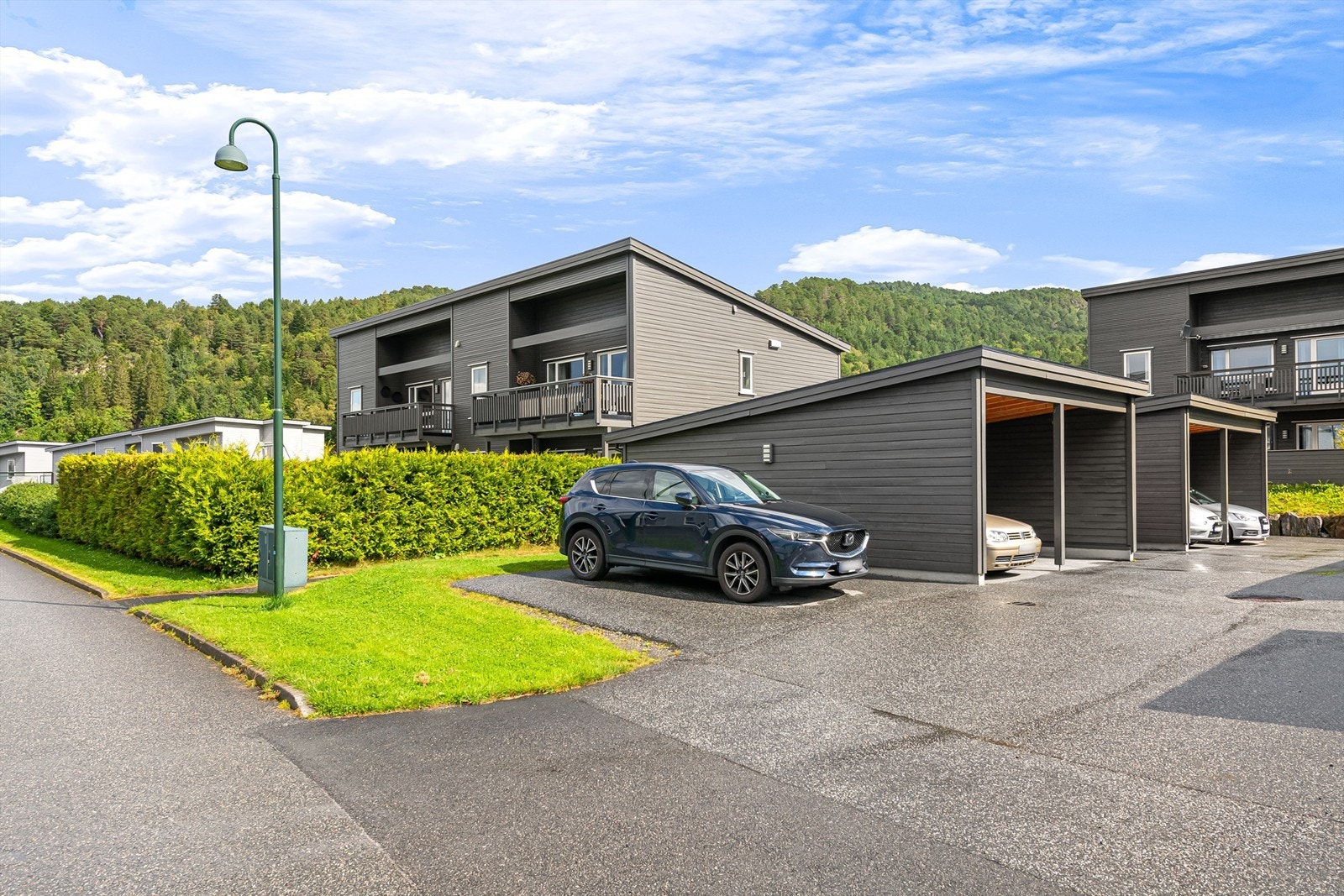 Leiligheten har carport i felles carportanlegg like ved eiendommen Galleribilde