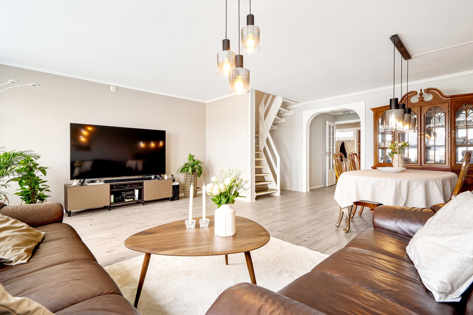 Stuen er på 32 kvadratmeter med laminat på gulv. Galleribilde