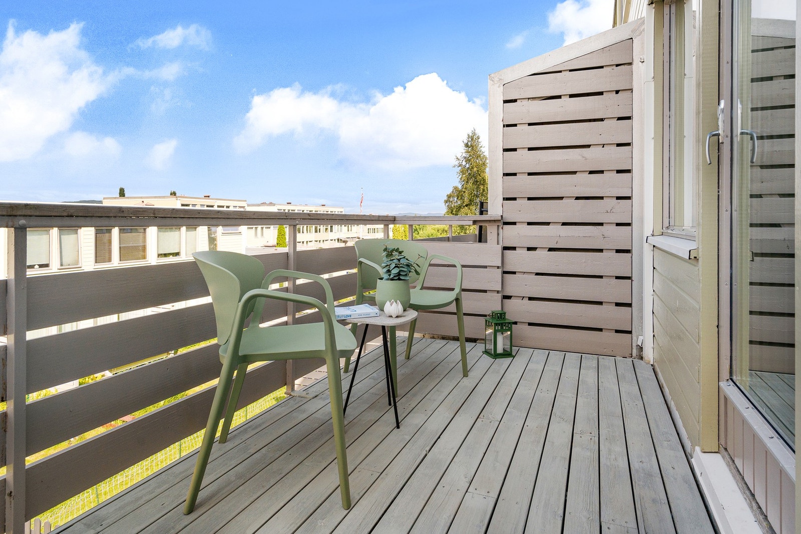 Balkongen er vendt mot vest og byr på gode solforhold. Galleribilde