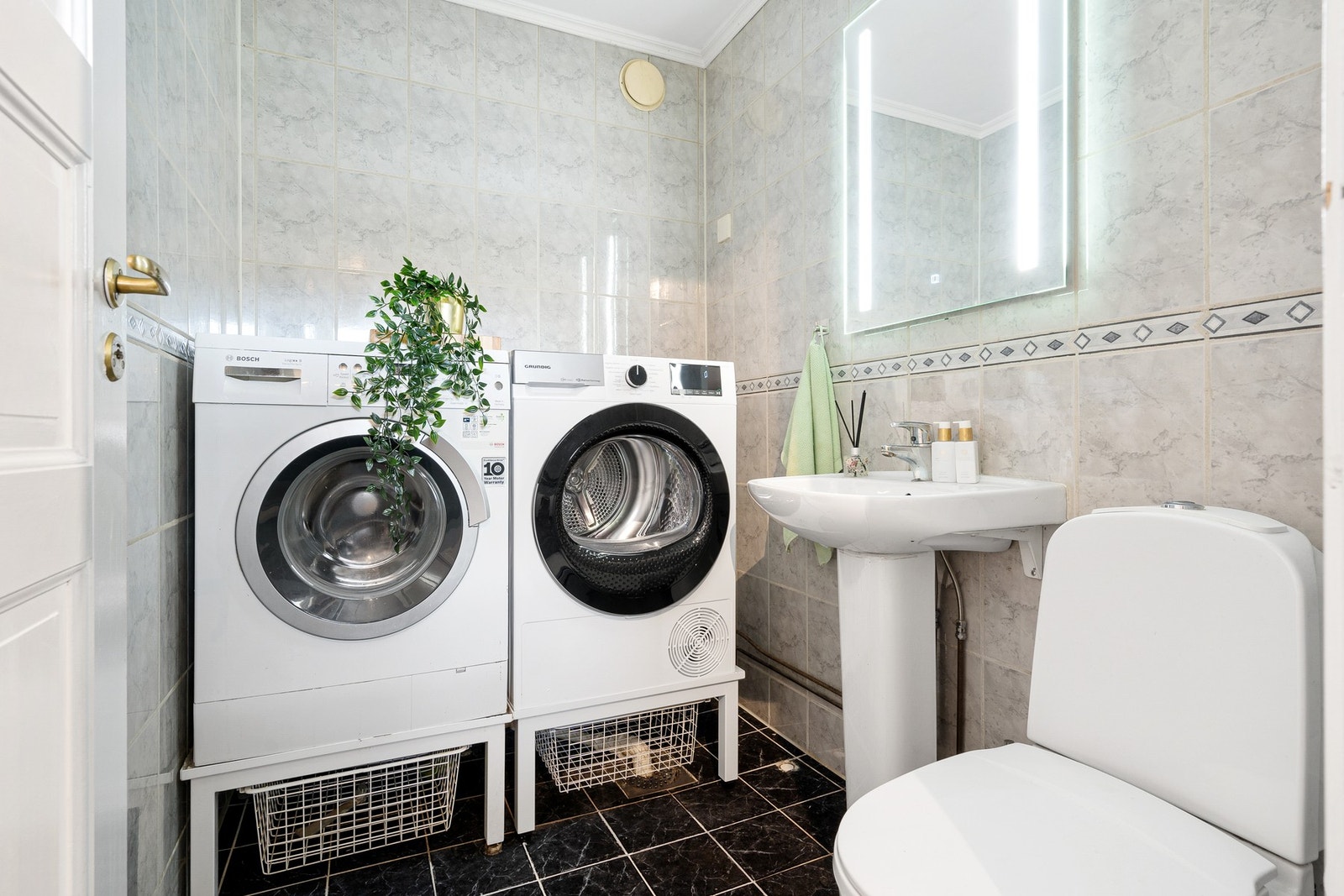 Praktisk vaskerom i hovedetasjen. Galleribilde