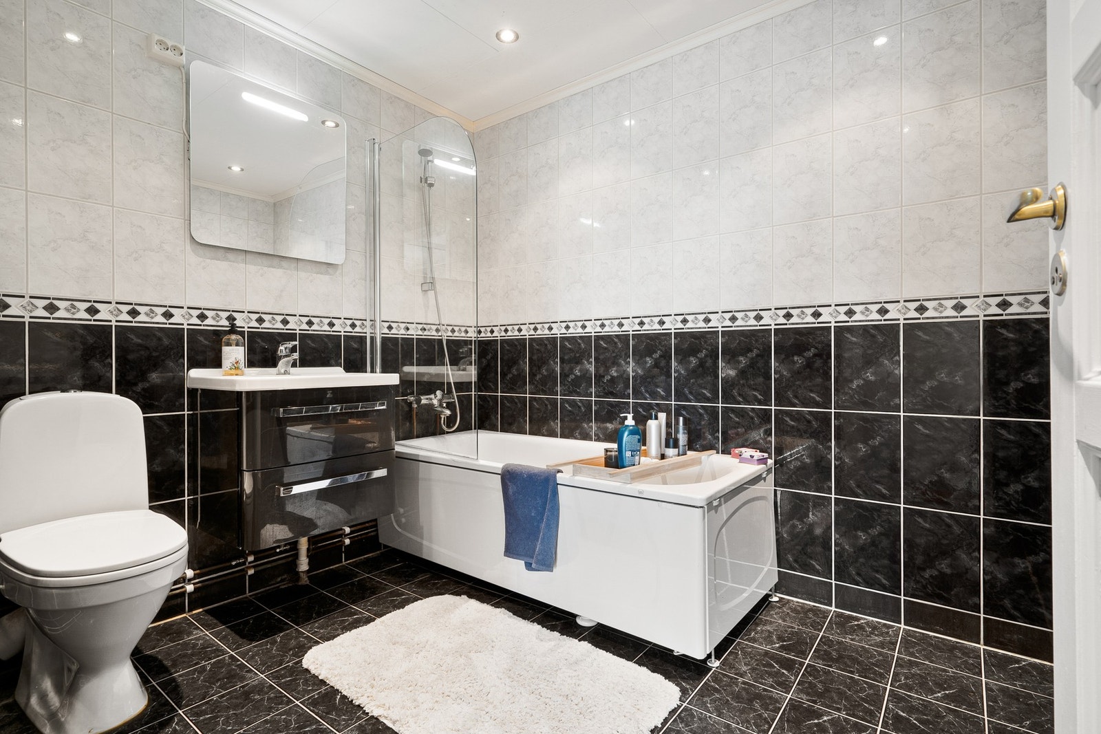 Praktisk og velholdt bad på 5 kvadratmeter. Galleribilde