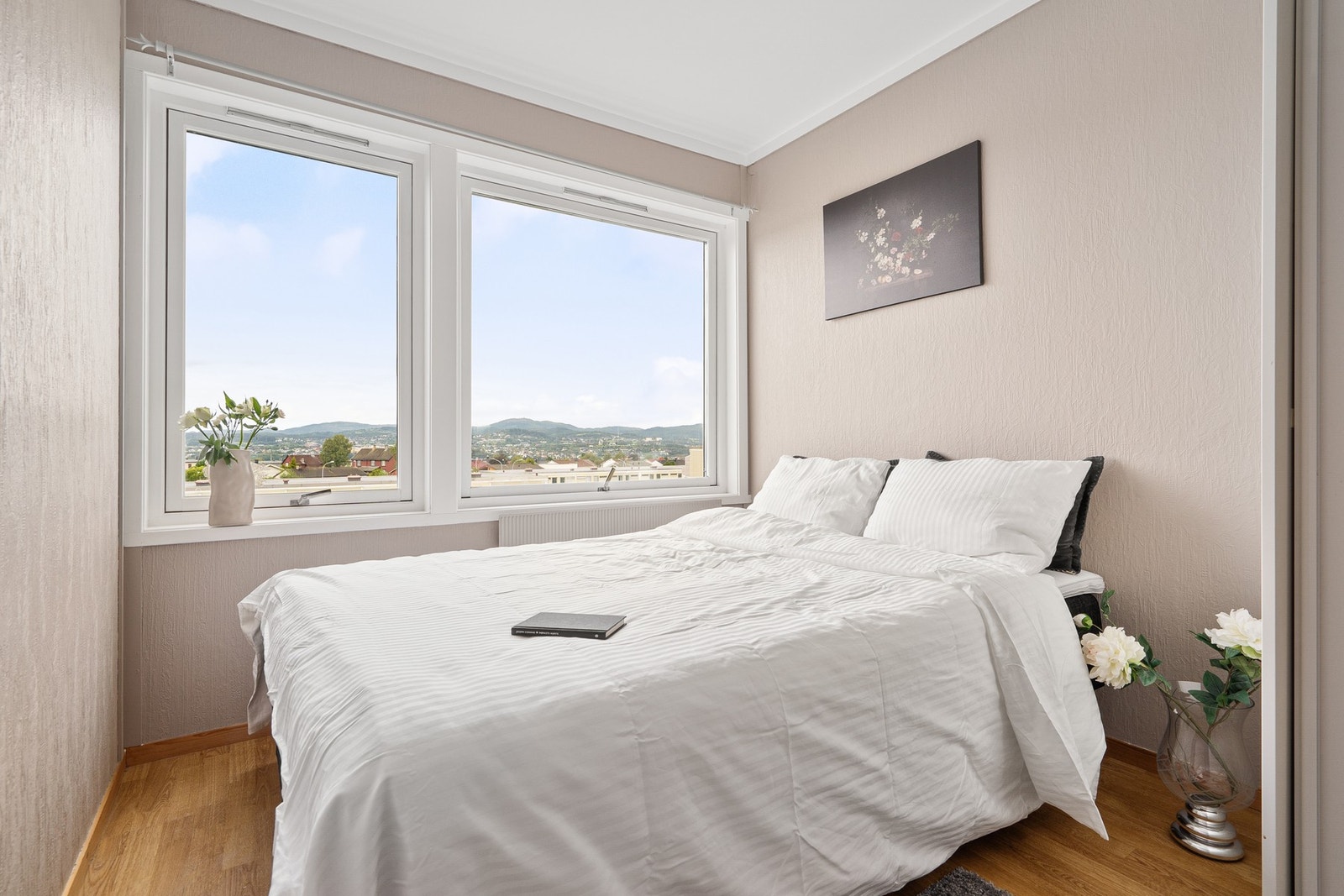 2.etasje består av 3 soverom, bad og kontorrom/hobbyrom. Galleribilde