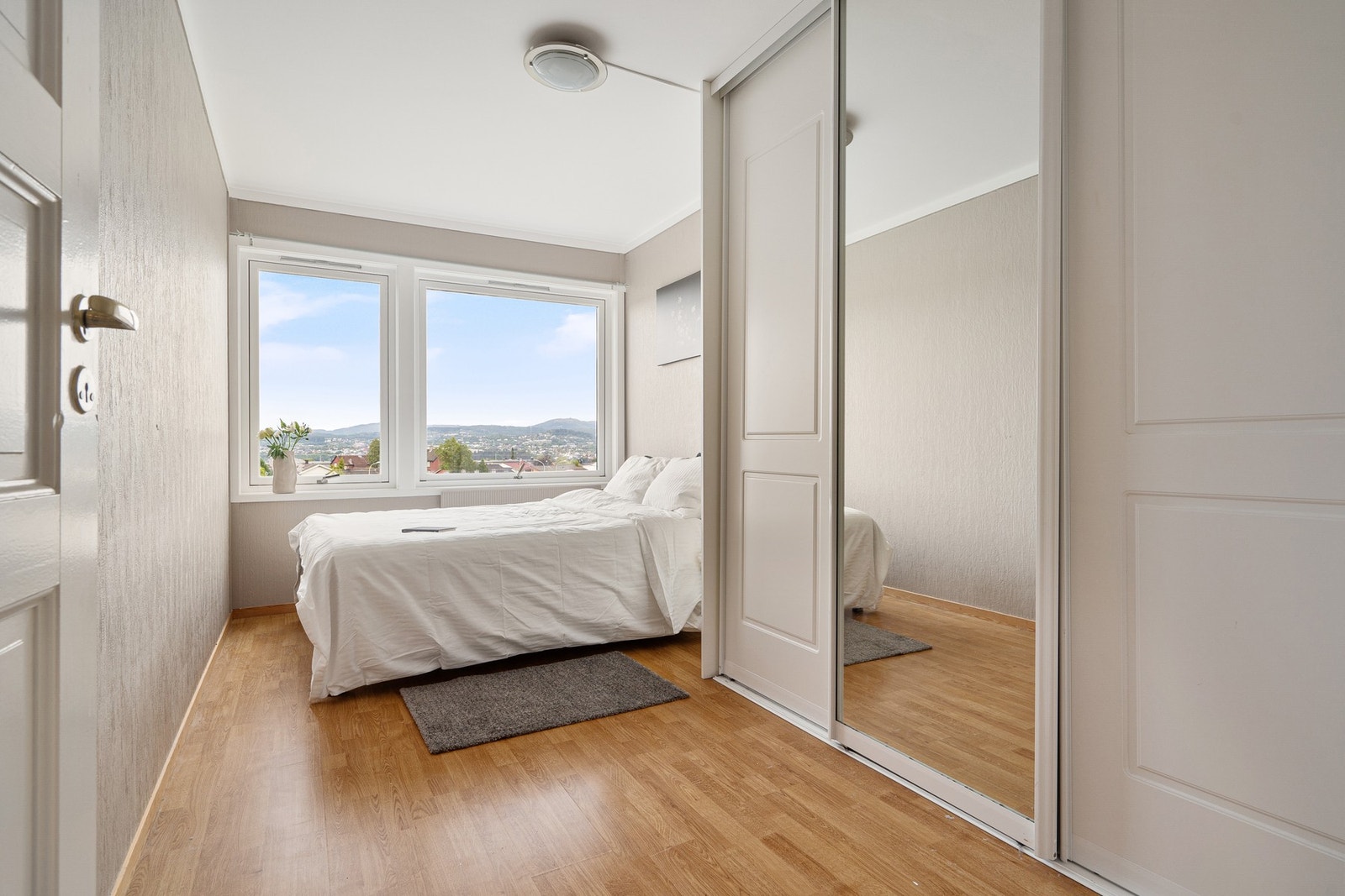 Dette soverommet er på 10.5 kvadratmeter. God plass til dobbeltseng, garderobeskap og tilhørende møblement. Galleribilde