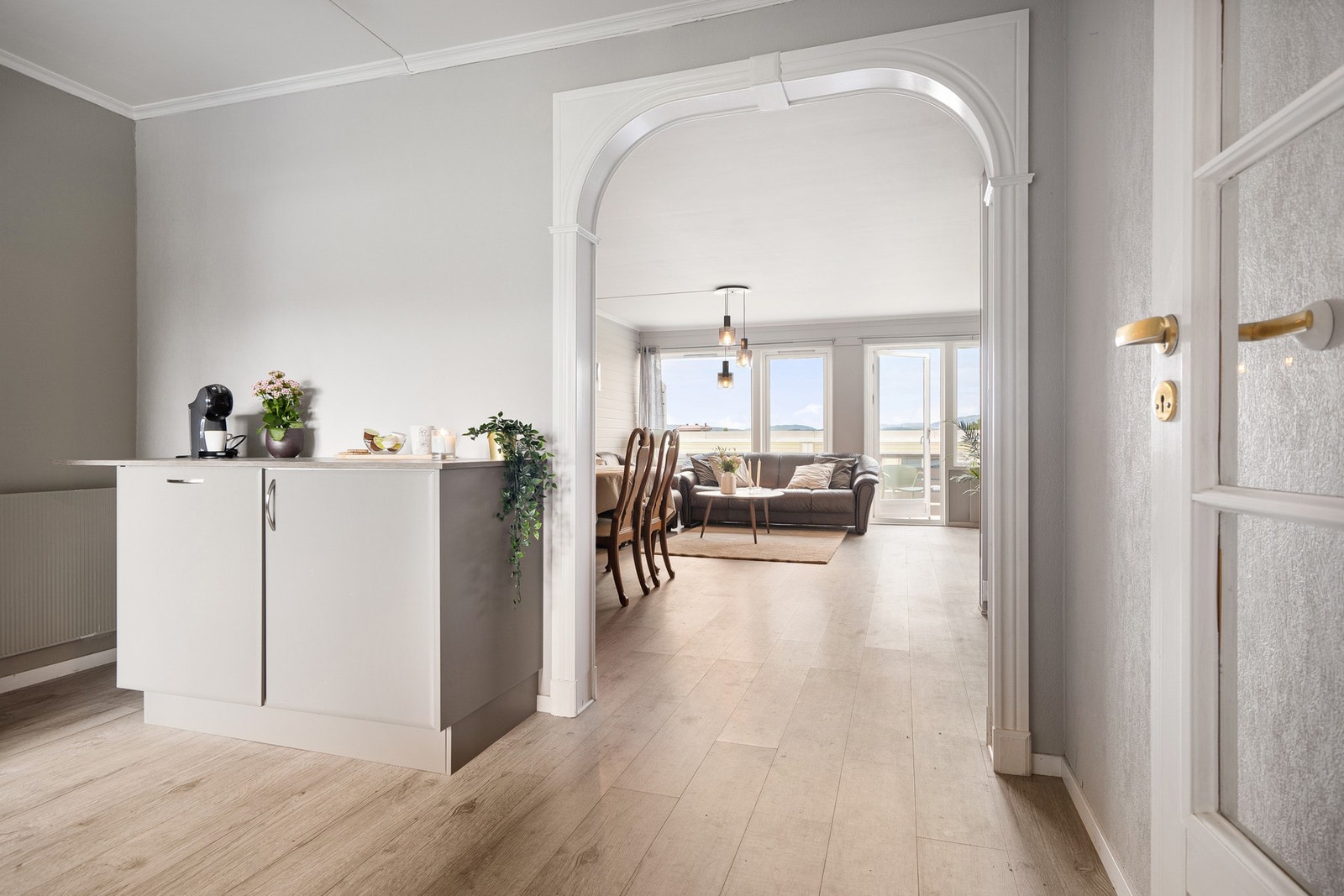 Gjennomgående pen standard og praktisk planløsning med romslige oppholdsrom Galleribilde