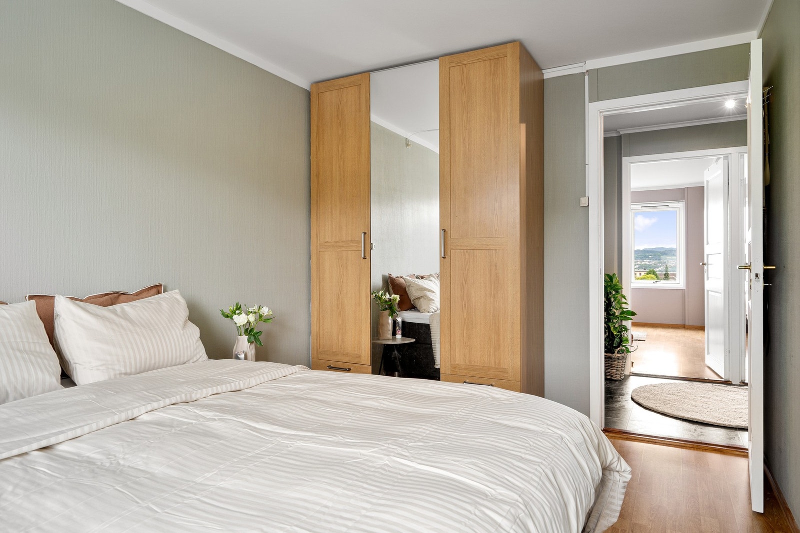 Garderobeskap som Galleribilde