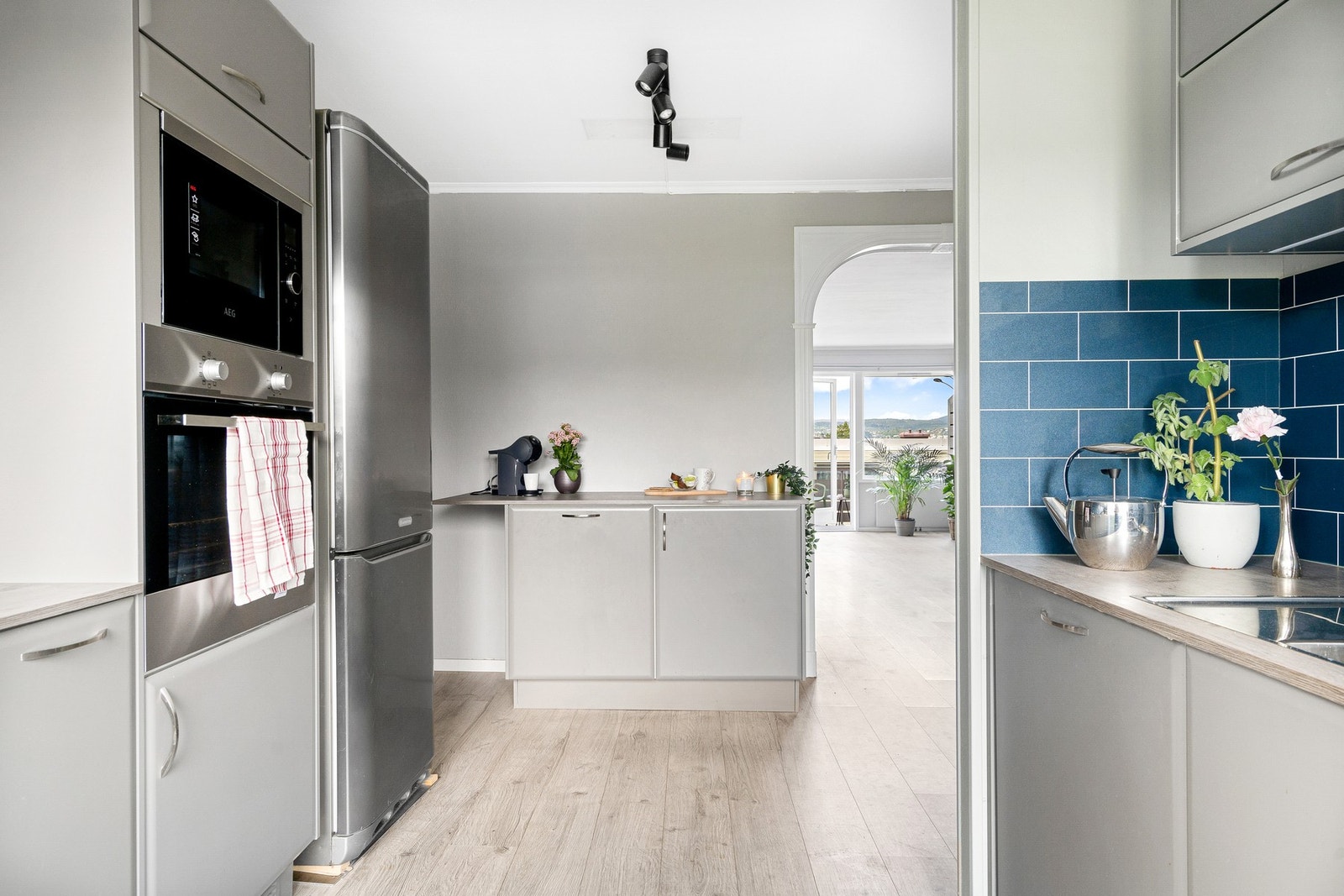 Nydelig kjøkken fra 2022 med rikelig skap- og benkplass. Galleribilde