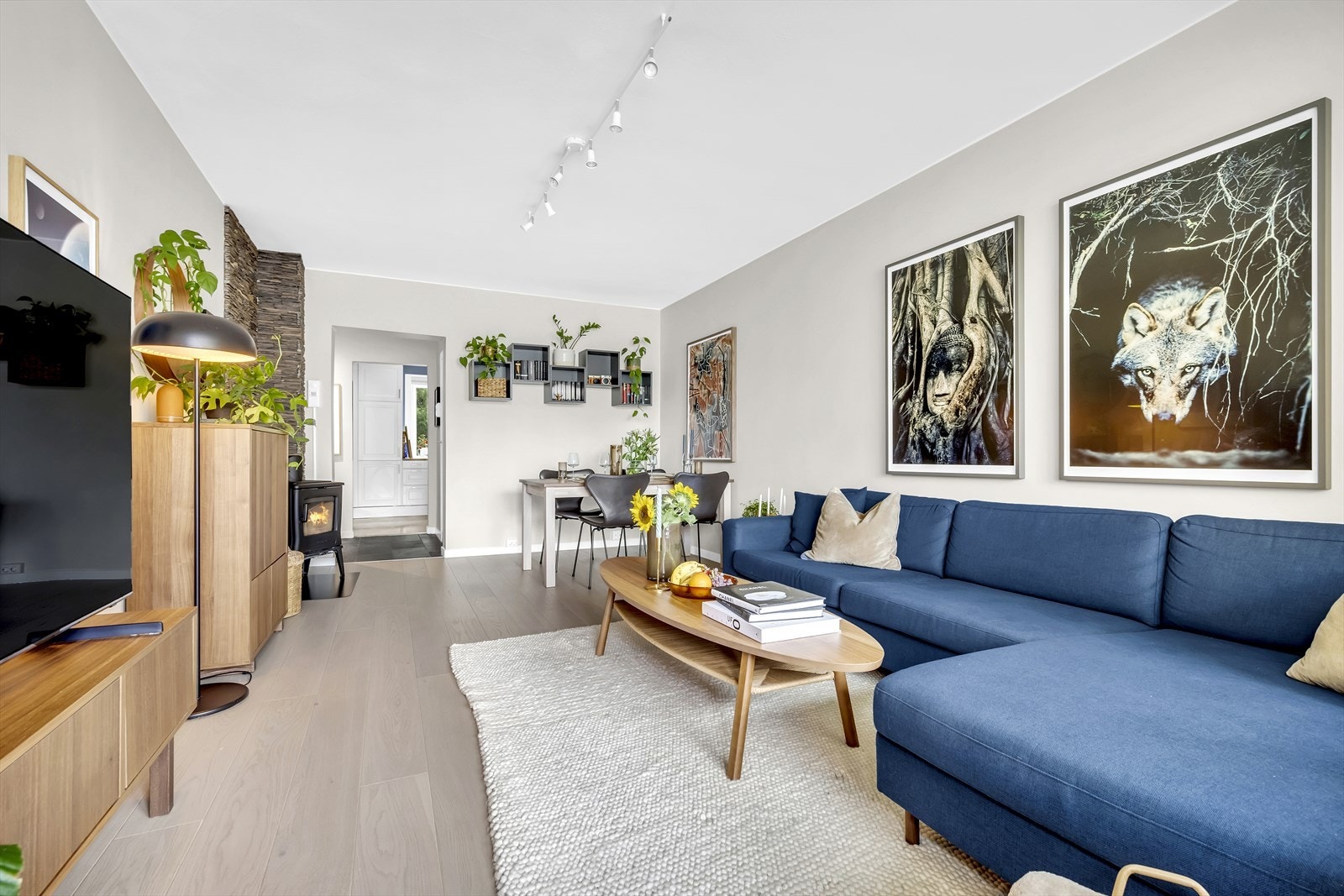 Lys og luftig stue med plass til stor sofagruppe m.m. Galleribilde