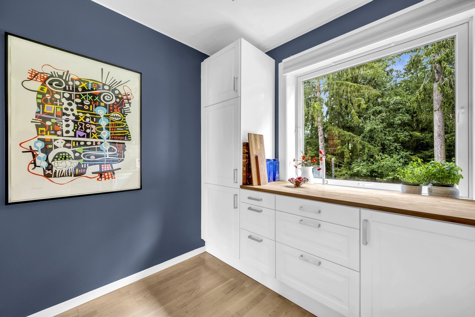 Integrert kjøleskap/fryser og oppvaskmaskin. Galleribilde