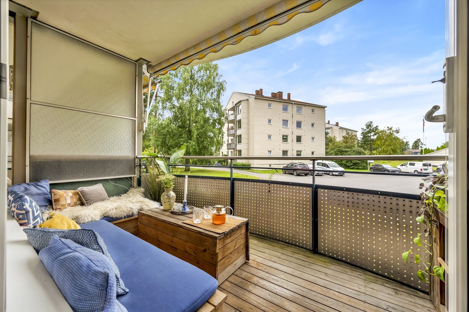 På balkongen er det en plassbygd sittegruppe. Galleribilde