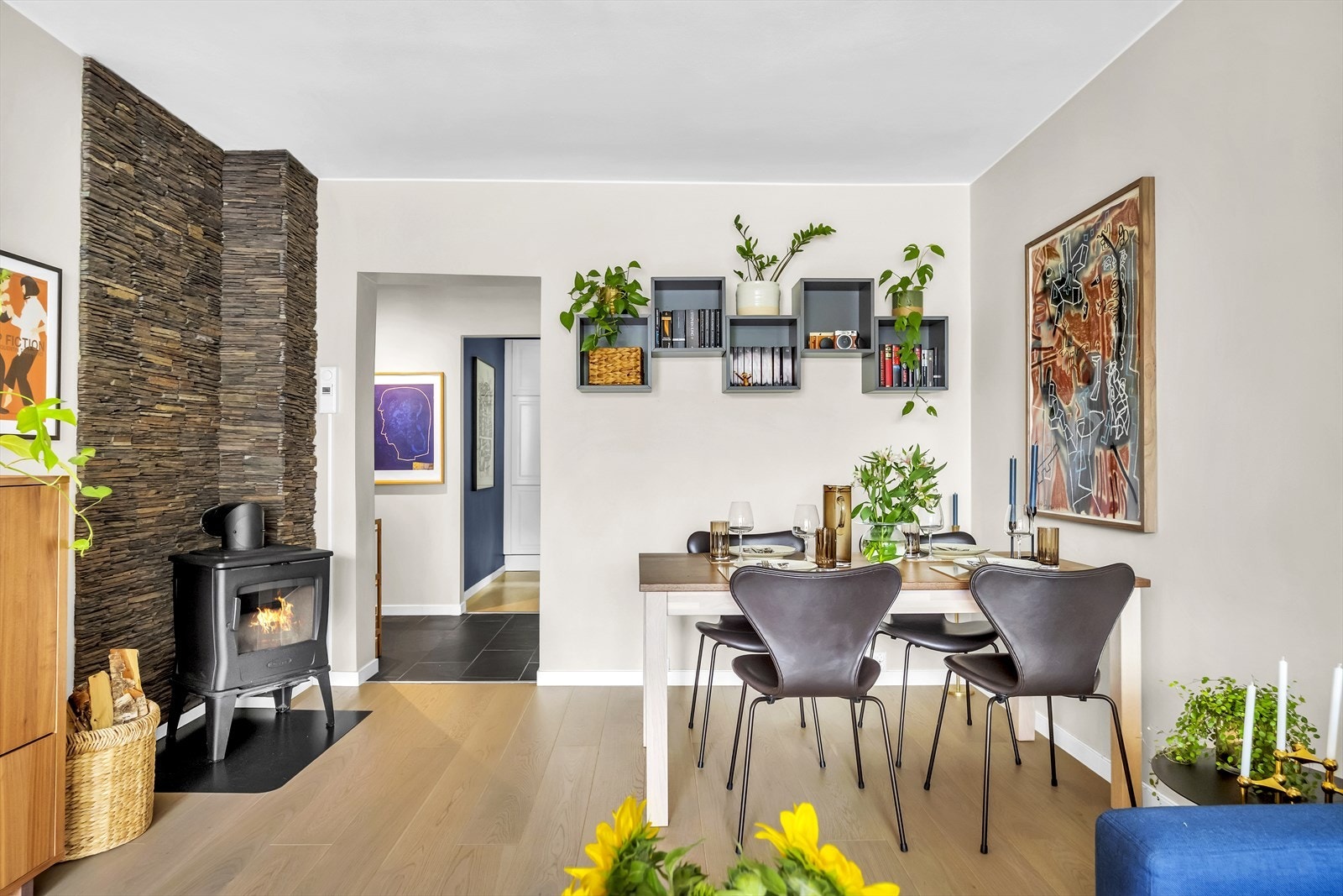 Det er plass til en romslig spisegruppe. Galleribilde