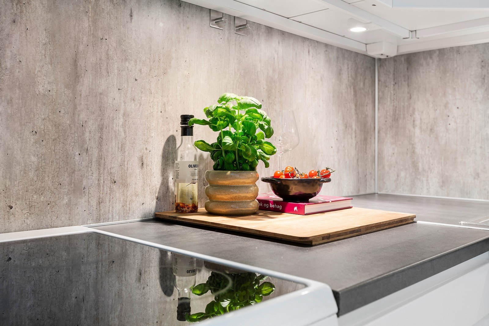 Komfyr, kjøl/fryseskap og oppvaskmaskin vil følge med leiligheten etter opplysninger fra eier. Kitchenboard på vegger over benkeplatene. Galleribilde