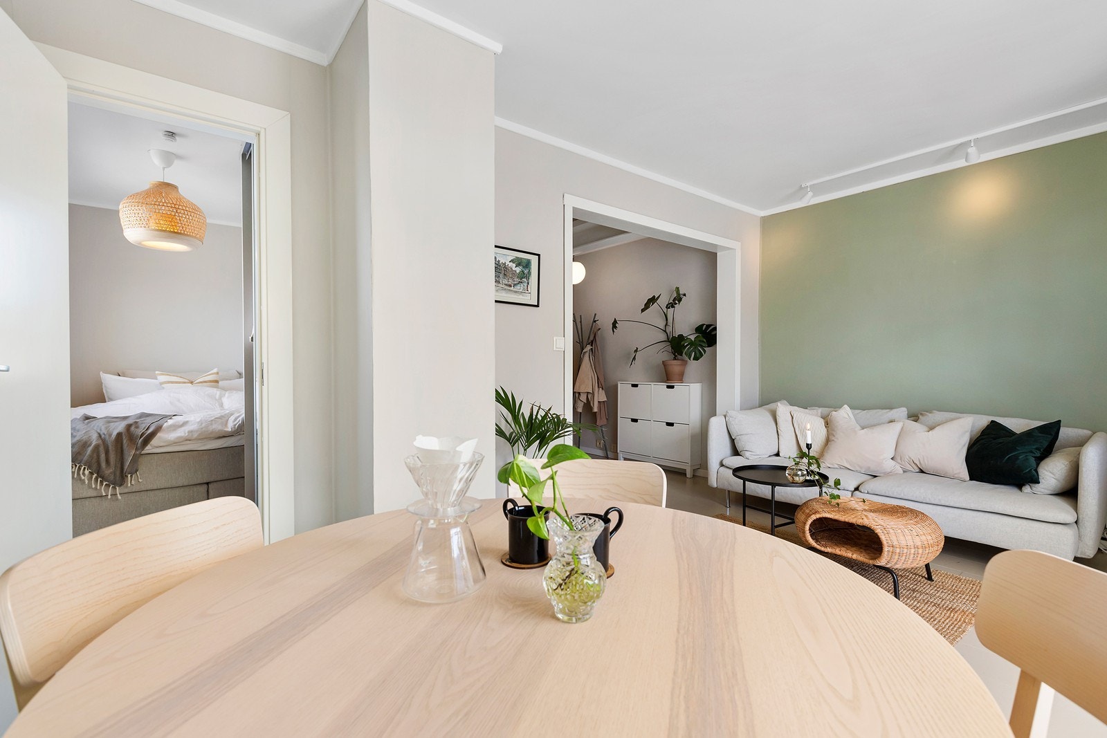 Dør inn til sovealkove fra stua Galleribilde