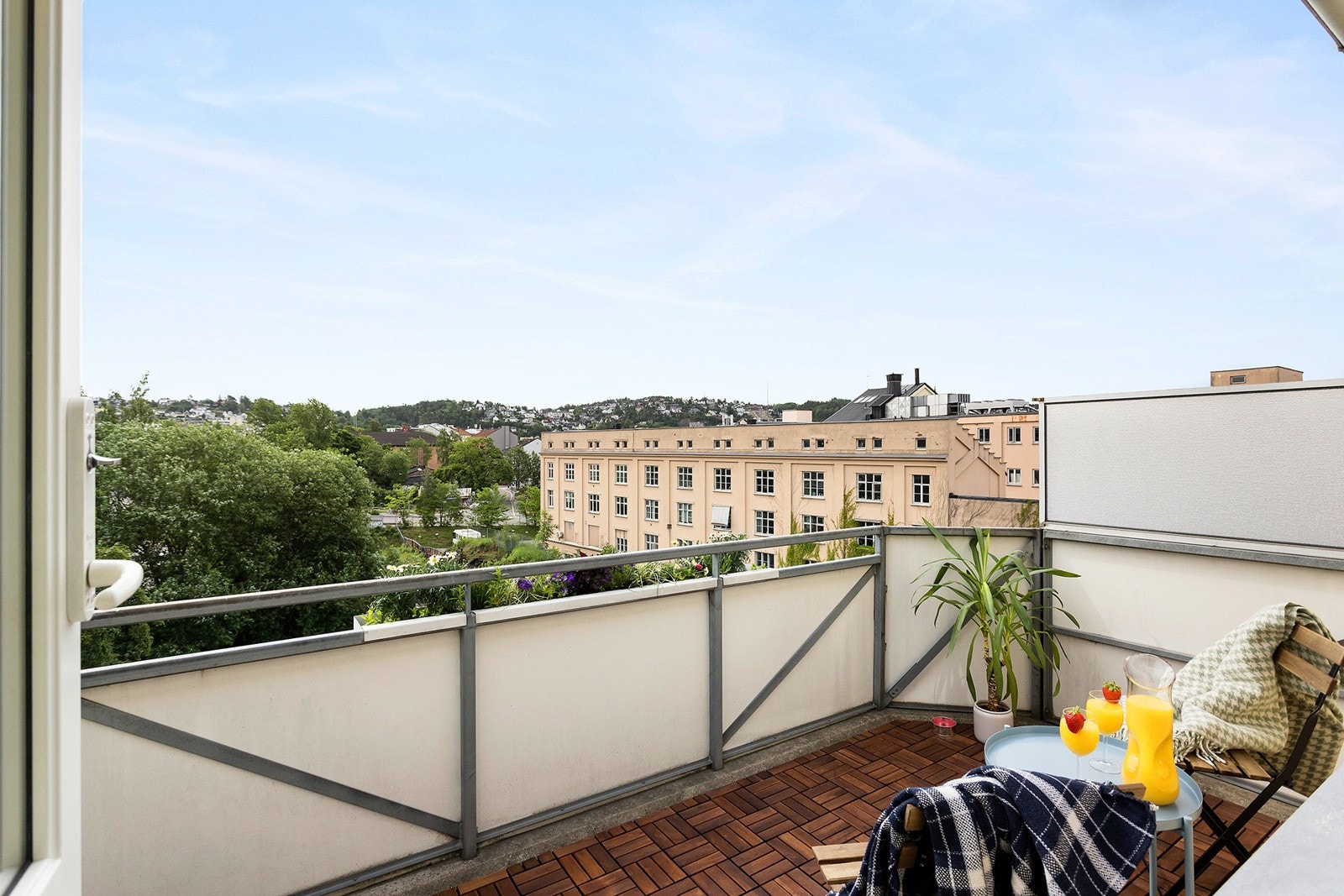 Flott beliggenhet som toppleilighet med fin utsikt fra romslig balkong Galleribilde