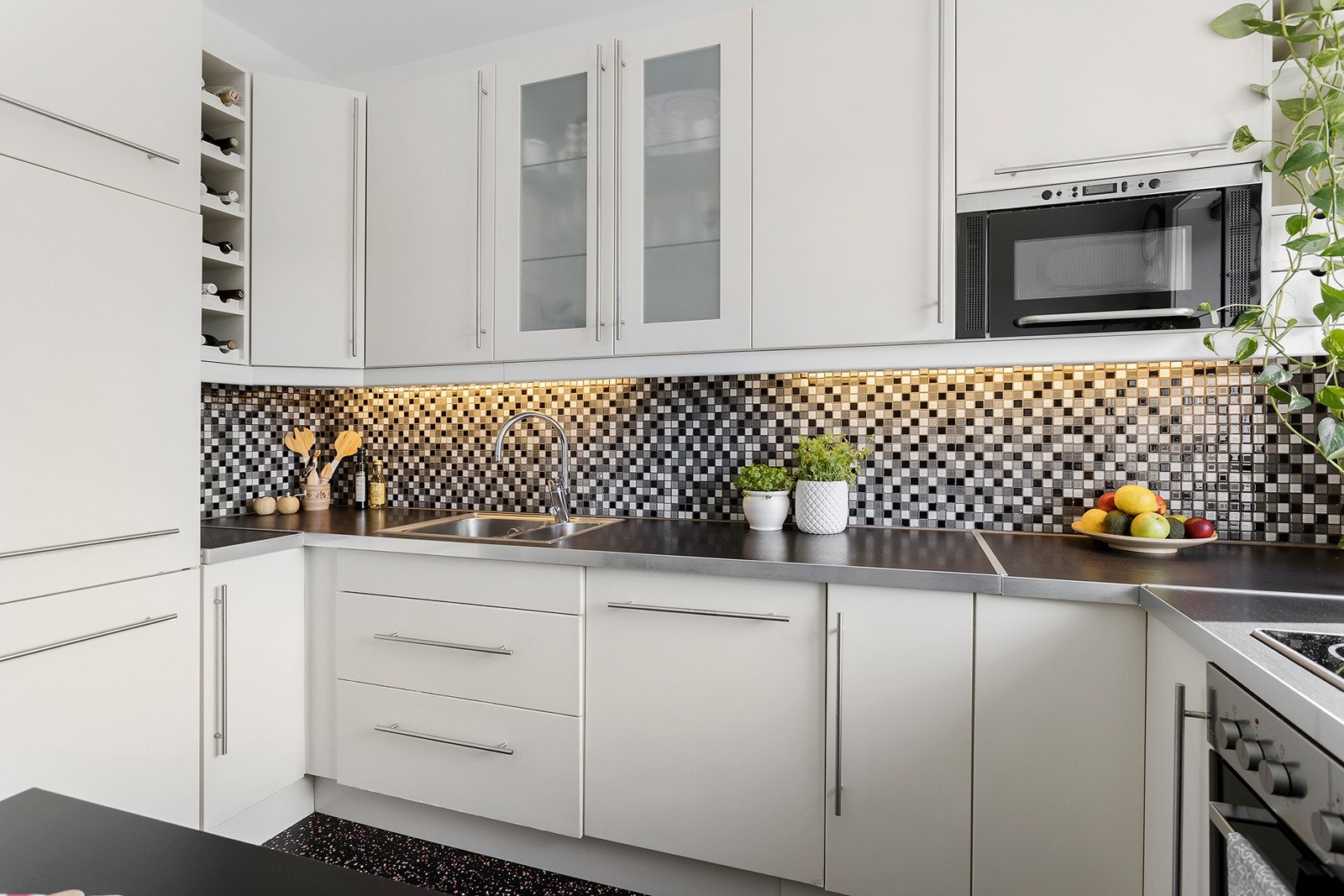 Kjøkkenet har integrerte hvitevarer Galleribilde