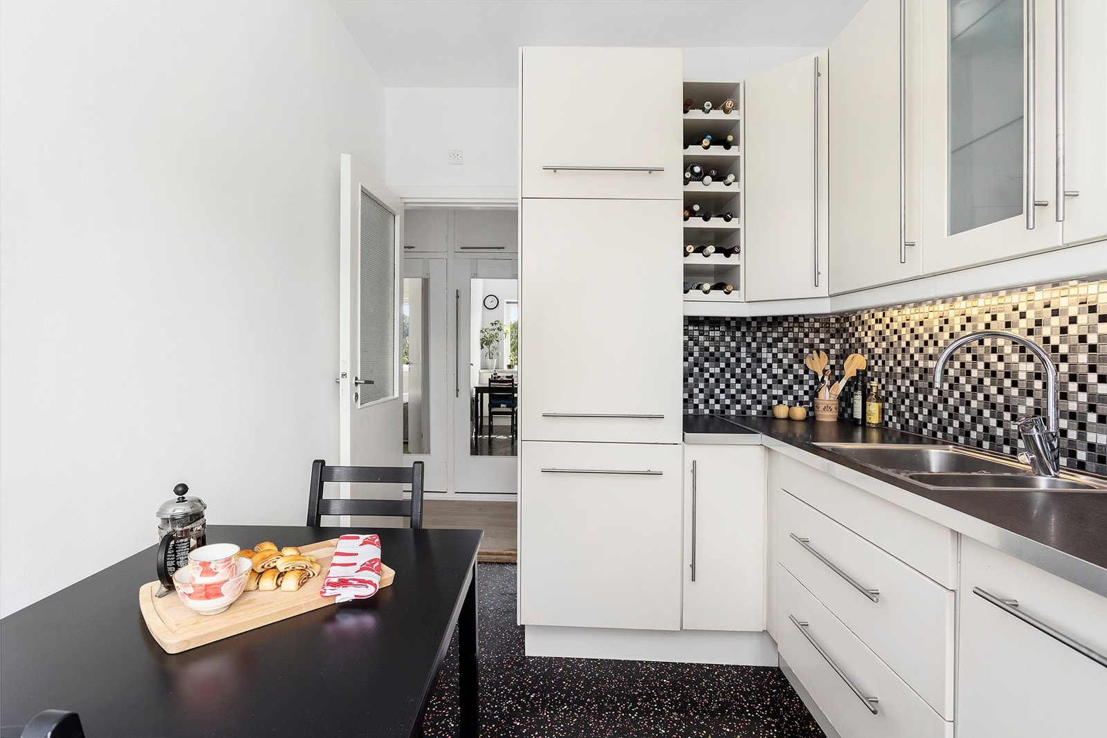 Kjøkkenet har plass til kjøkkenbord Galleribilde