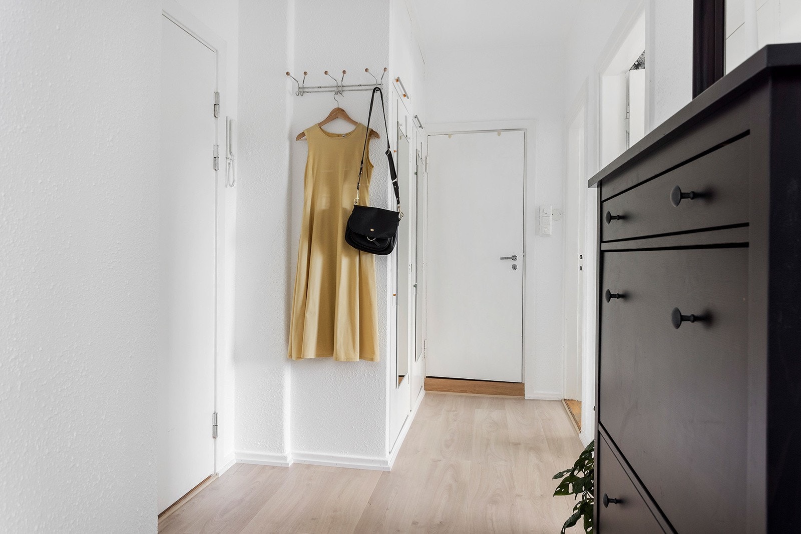 Entré med plass til å henge fra seg uttertøy og sette fra seg sko Galleribilde