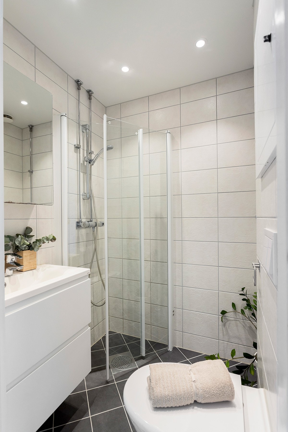 Flislagt bad fra 2019 med gulvvarme og nedsenket himling med downlights Galleribilde