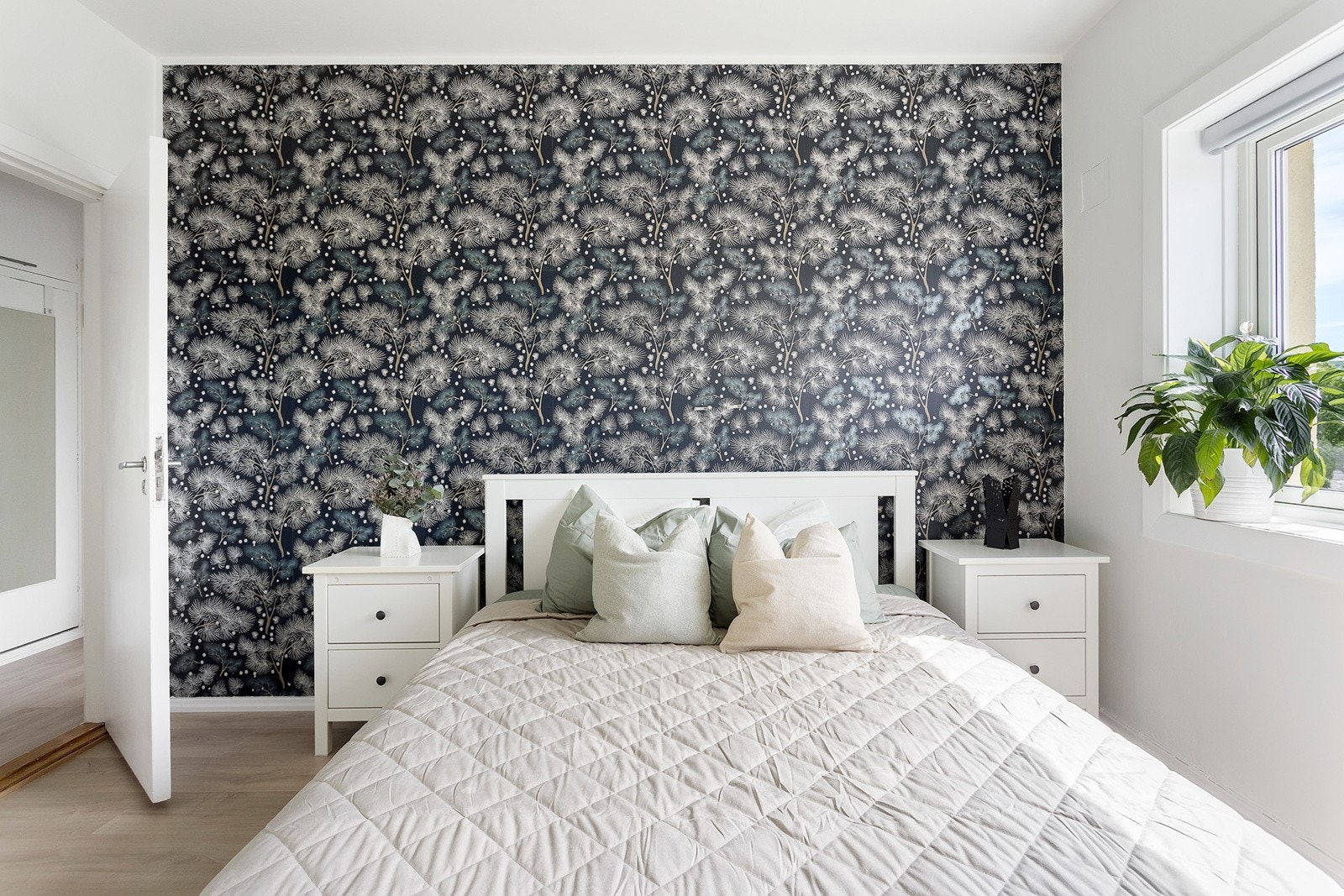 Romslig soverom med plass til dobbeltseng, nattbord og garderobeløsning Galleribilde