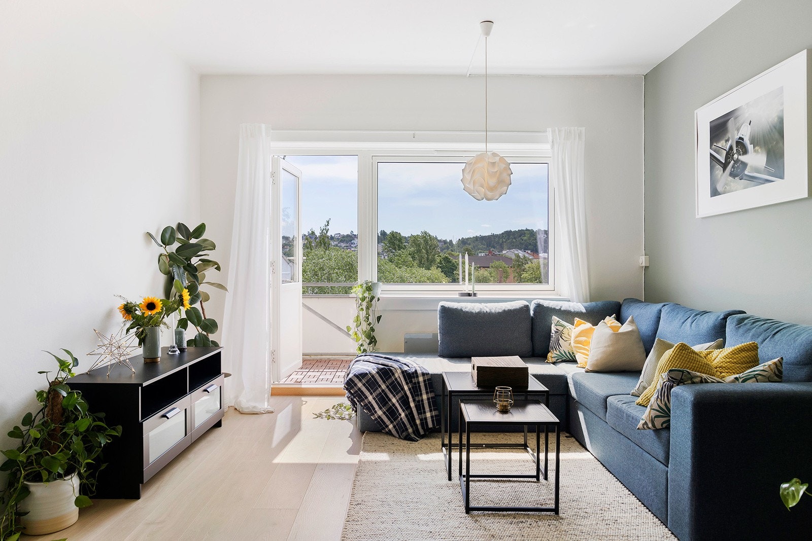 Leiligheten har godt med natrulig lysinslipp Galleribilde