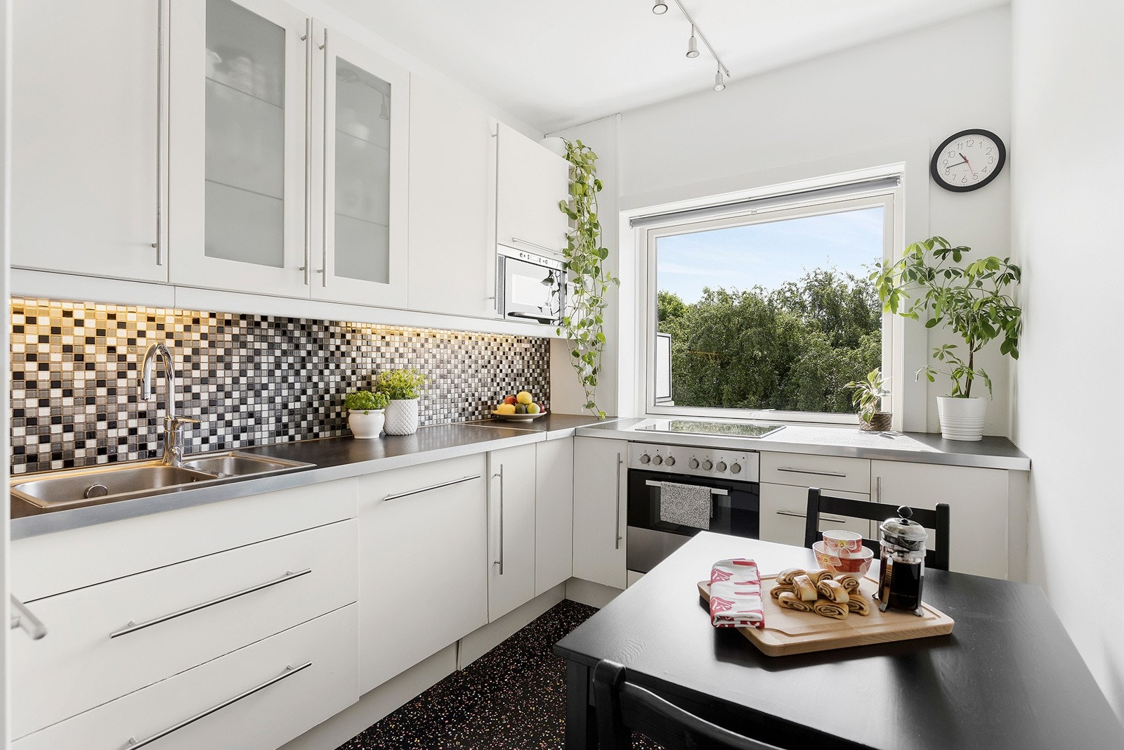 Kjøkkeninnredning fra 2008 med slette fronter og benkeplate av laminat Galleribilde